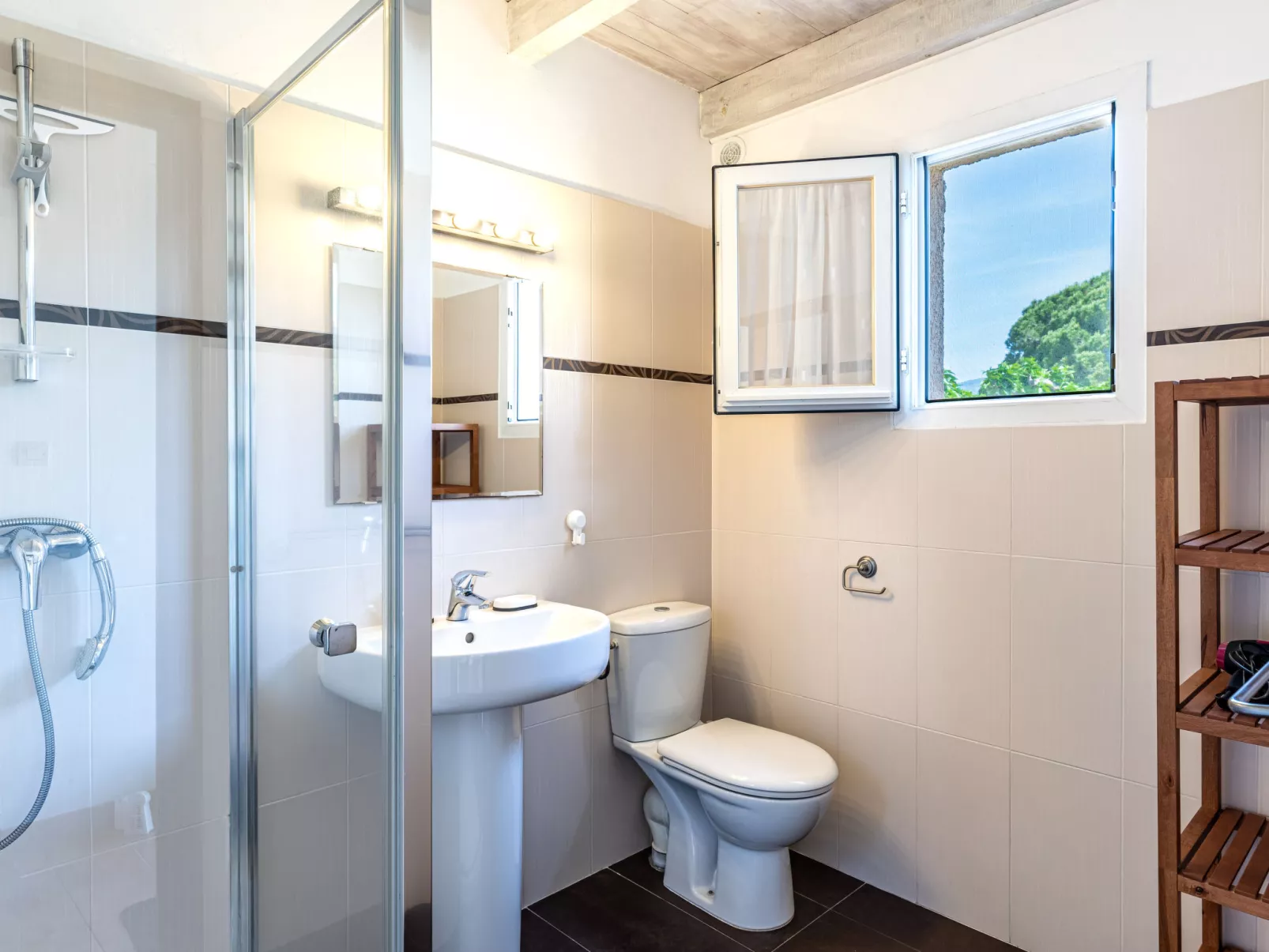 La Pinède, bungalow 6 pers.-Drinnen