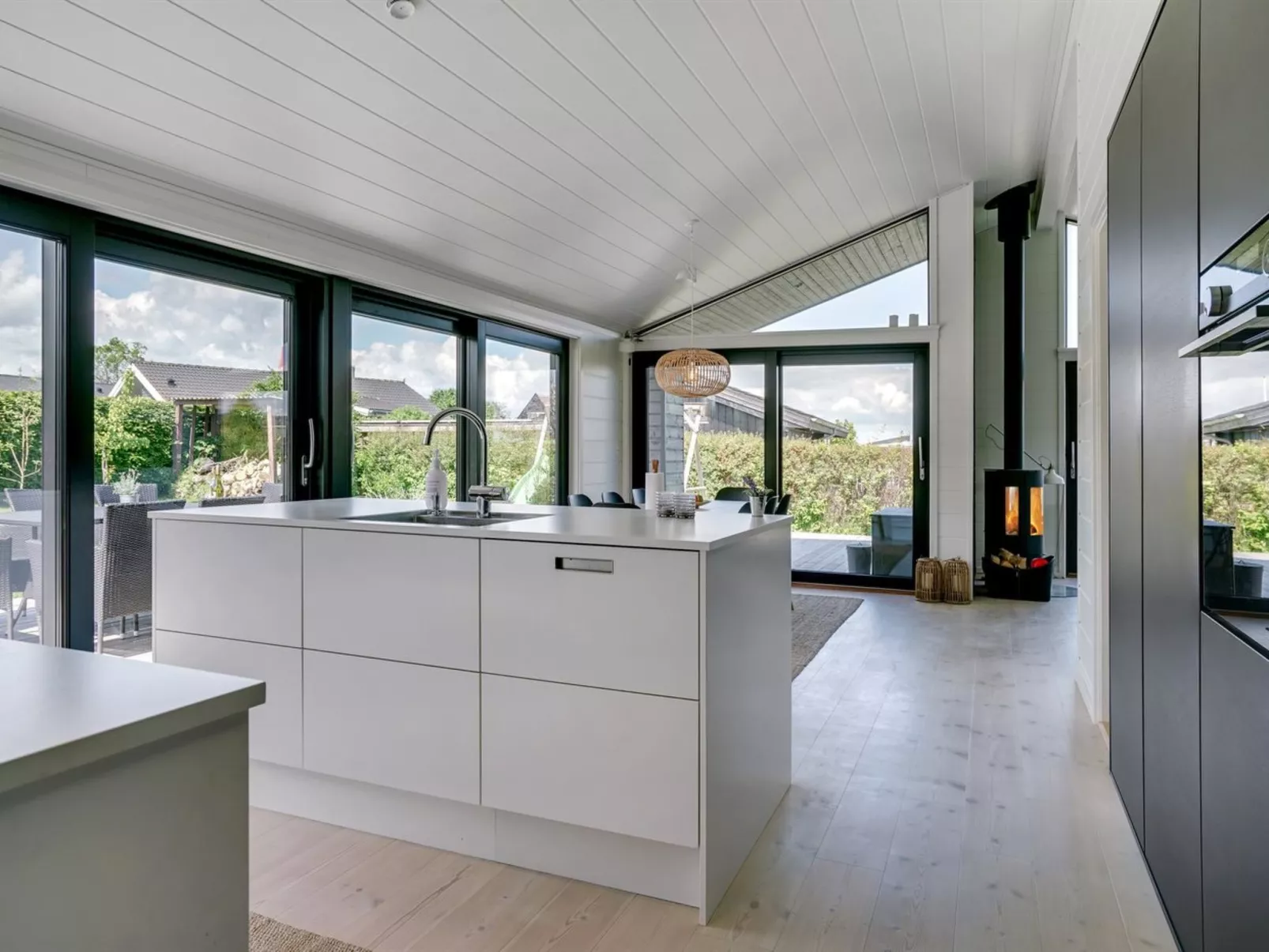 "Kjell" - 100m from the sea-Drinnen