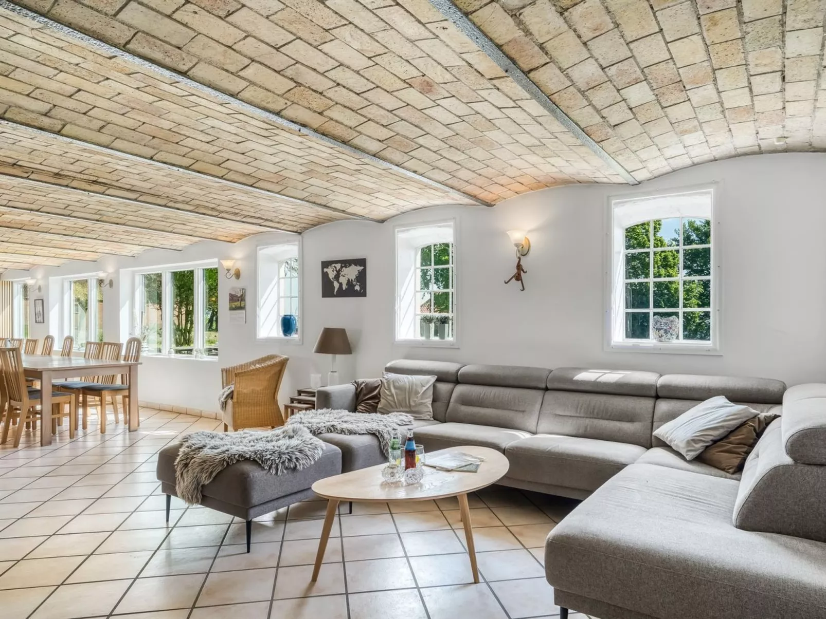 "Kara" - 100m to the fjord-Drinnen