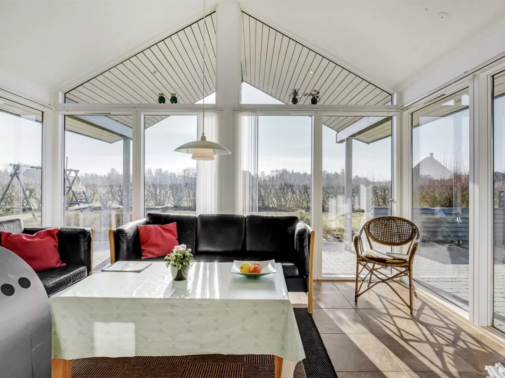 "Donka" - 300m to the fjord-Drinnen