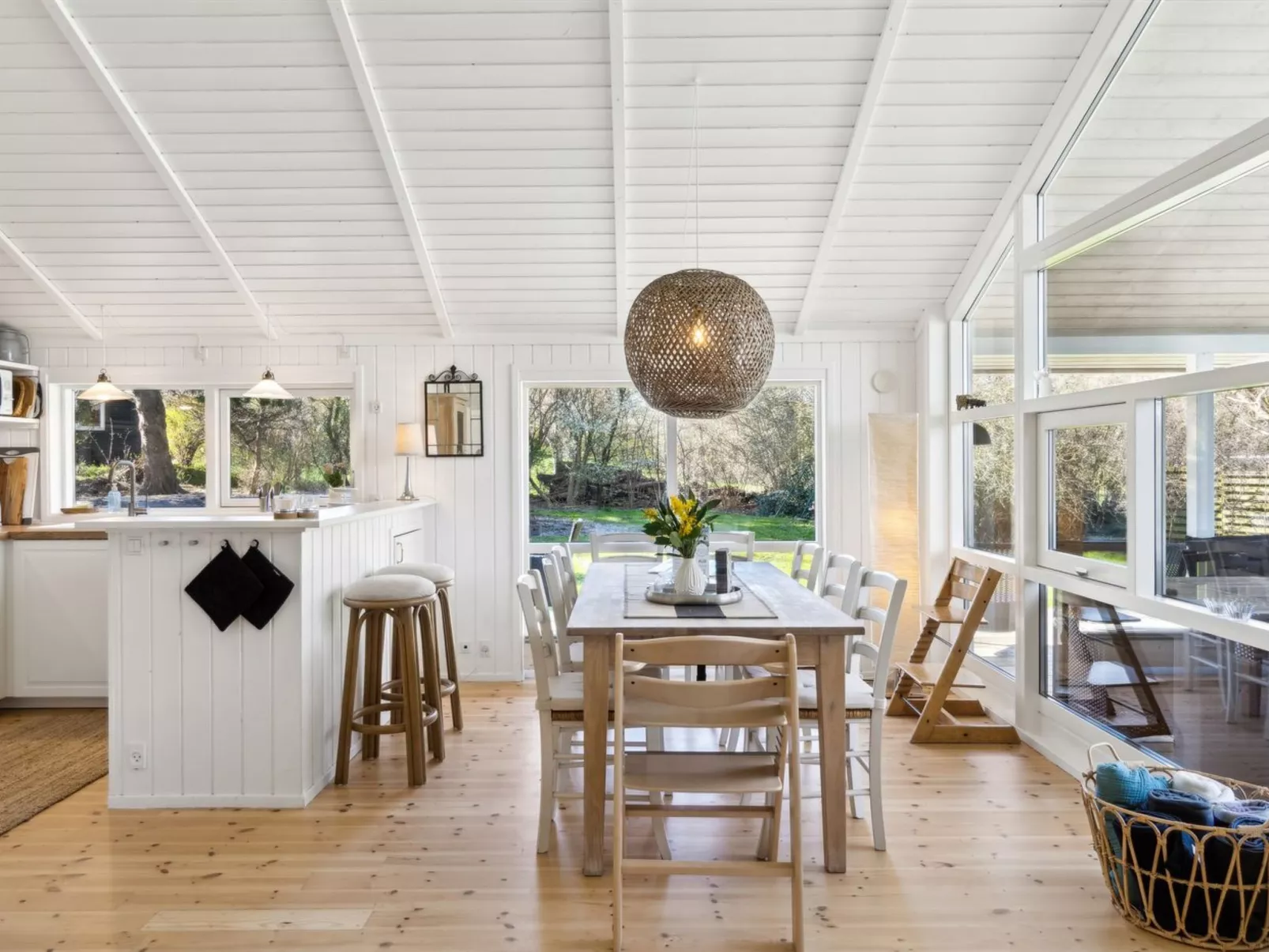 "Juke" - 425m from the sea-Inside