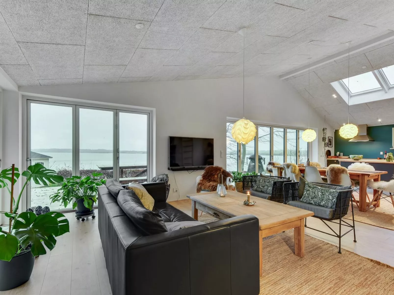 "Lika" - 25m to the fjord-Drinnen