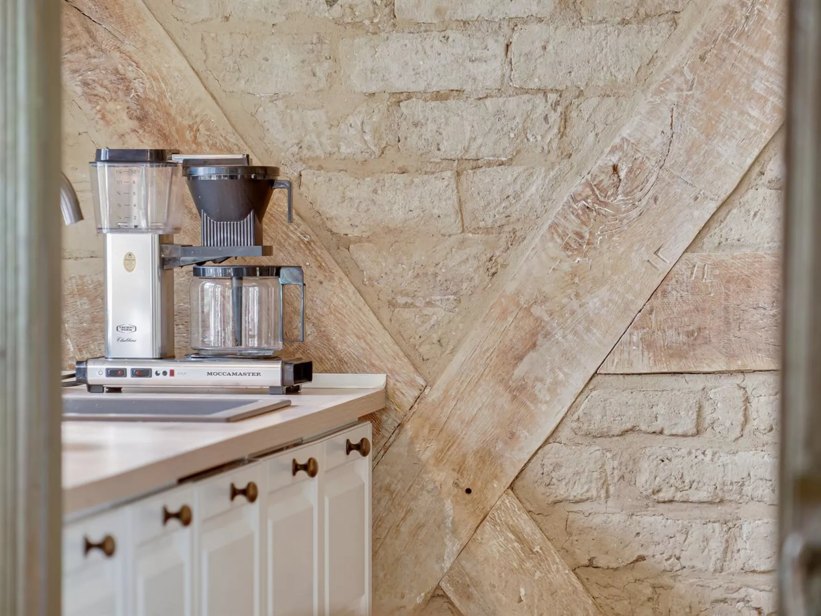 "Elvin" - 2.7km from the sea-Inside