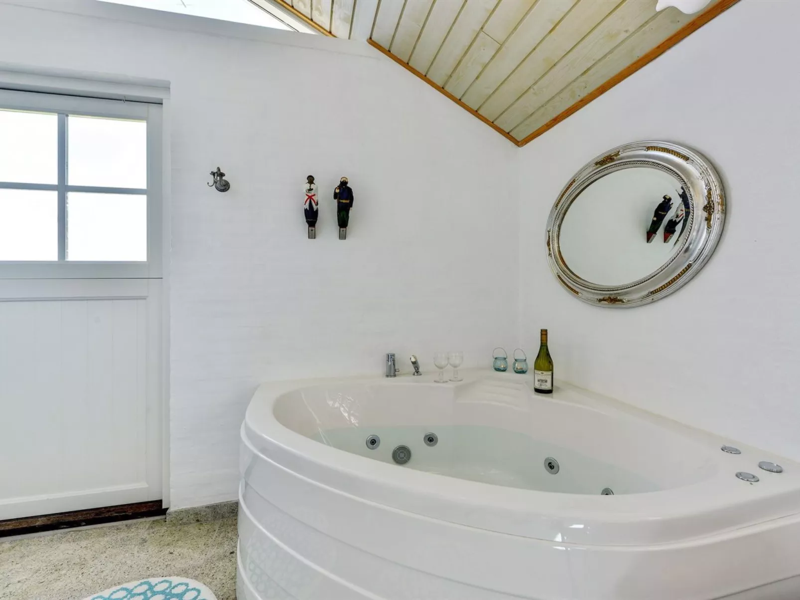 "Heilo" -  from the sea-Drinnen