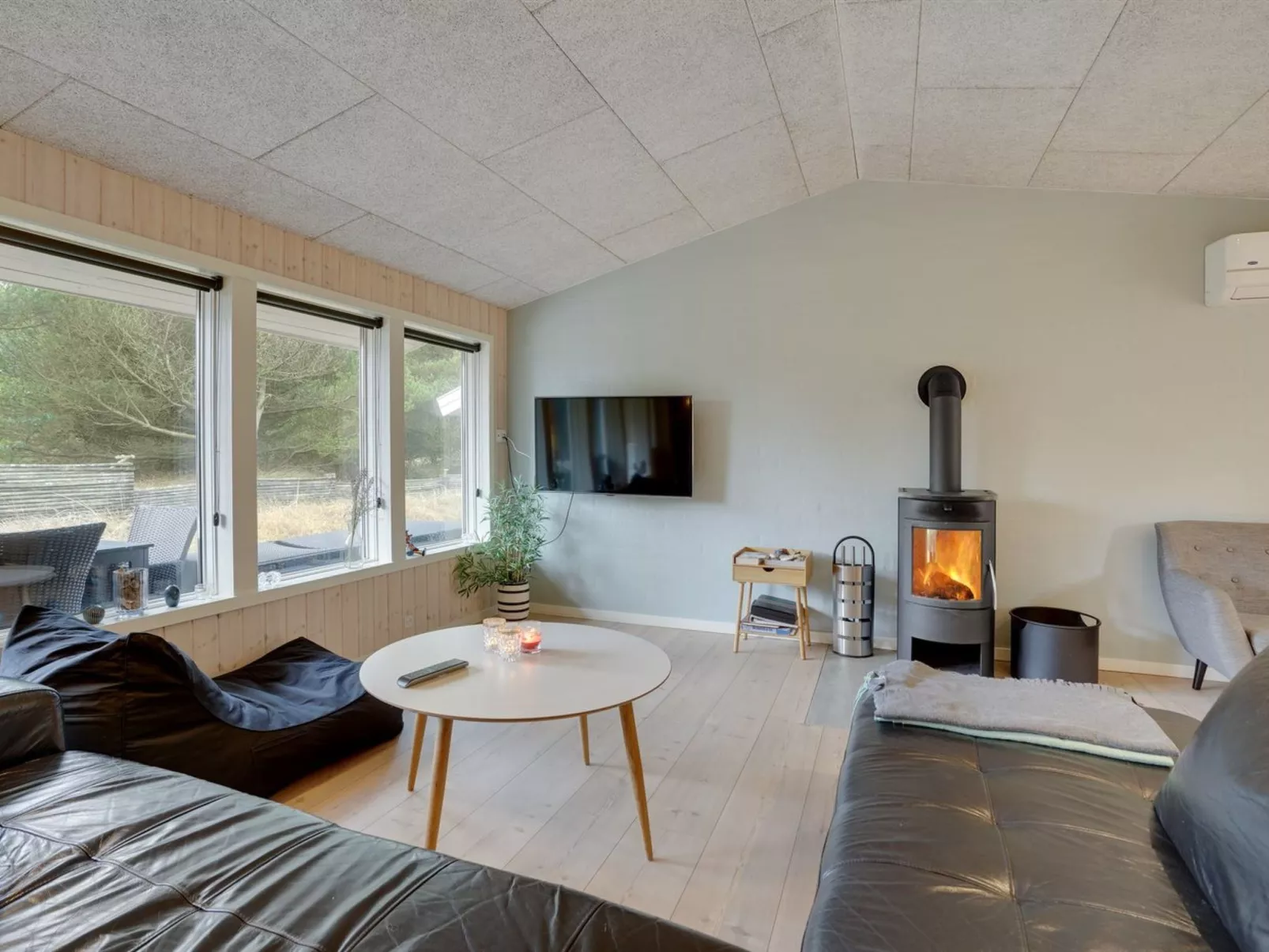 "Solgunn" - 900m from the sea-Inside