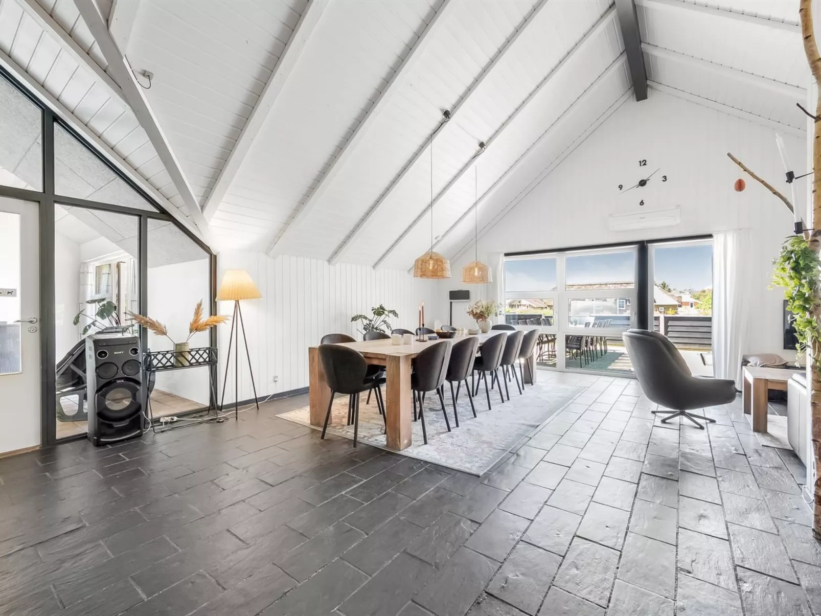 "Aage" - 1.7km from the sea-Drinnen