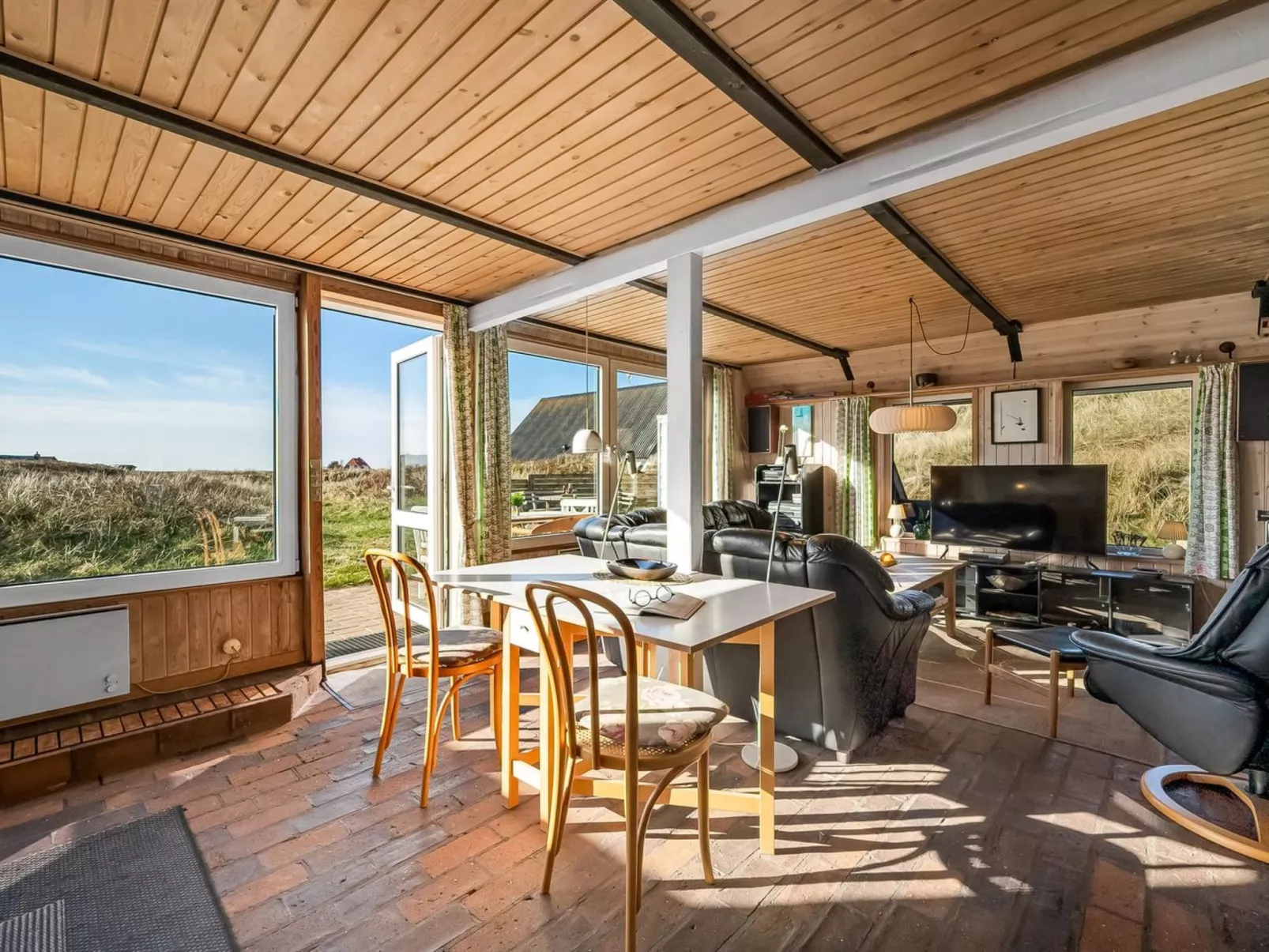 "Kurt" - 75m from the sea-Drinnen