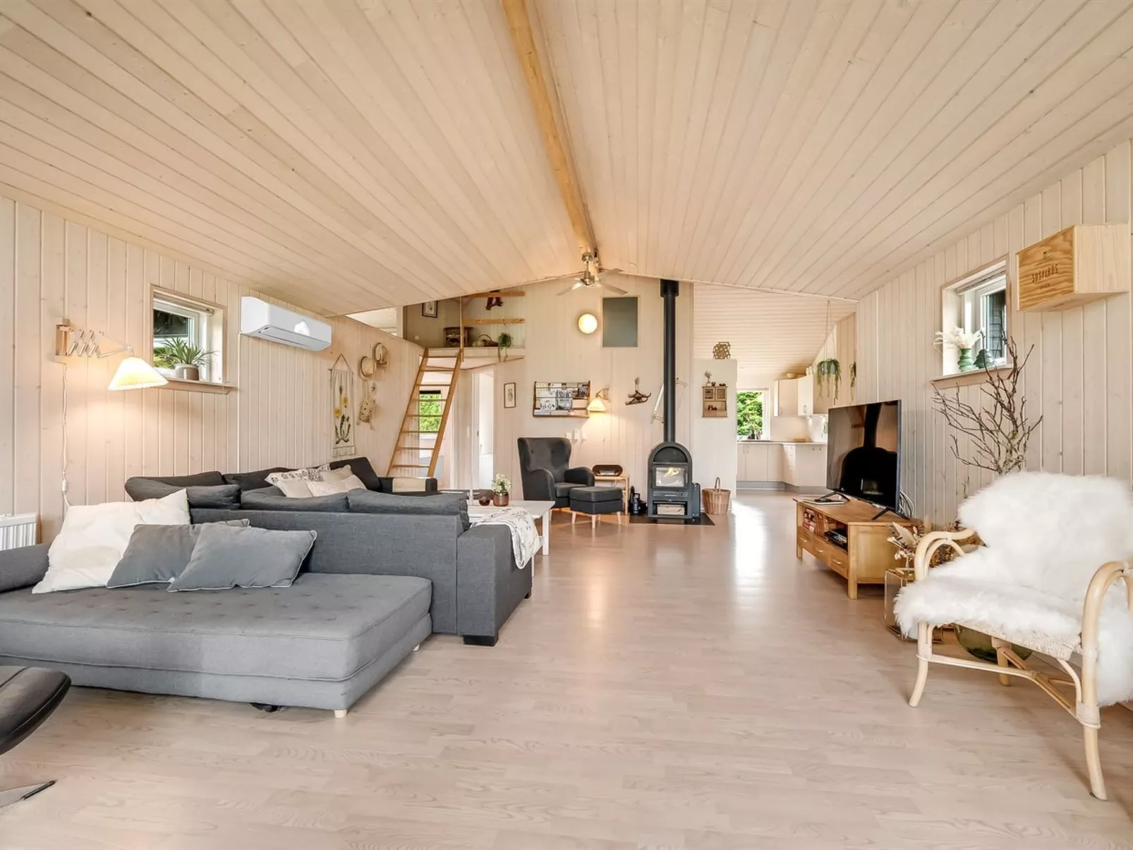 "Jarmunrek" - 400m to the fjord-Inside