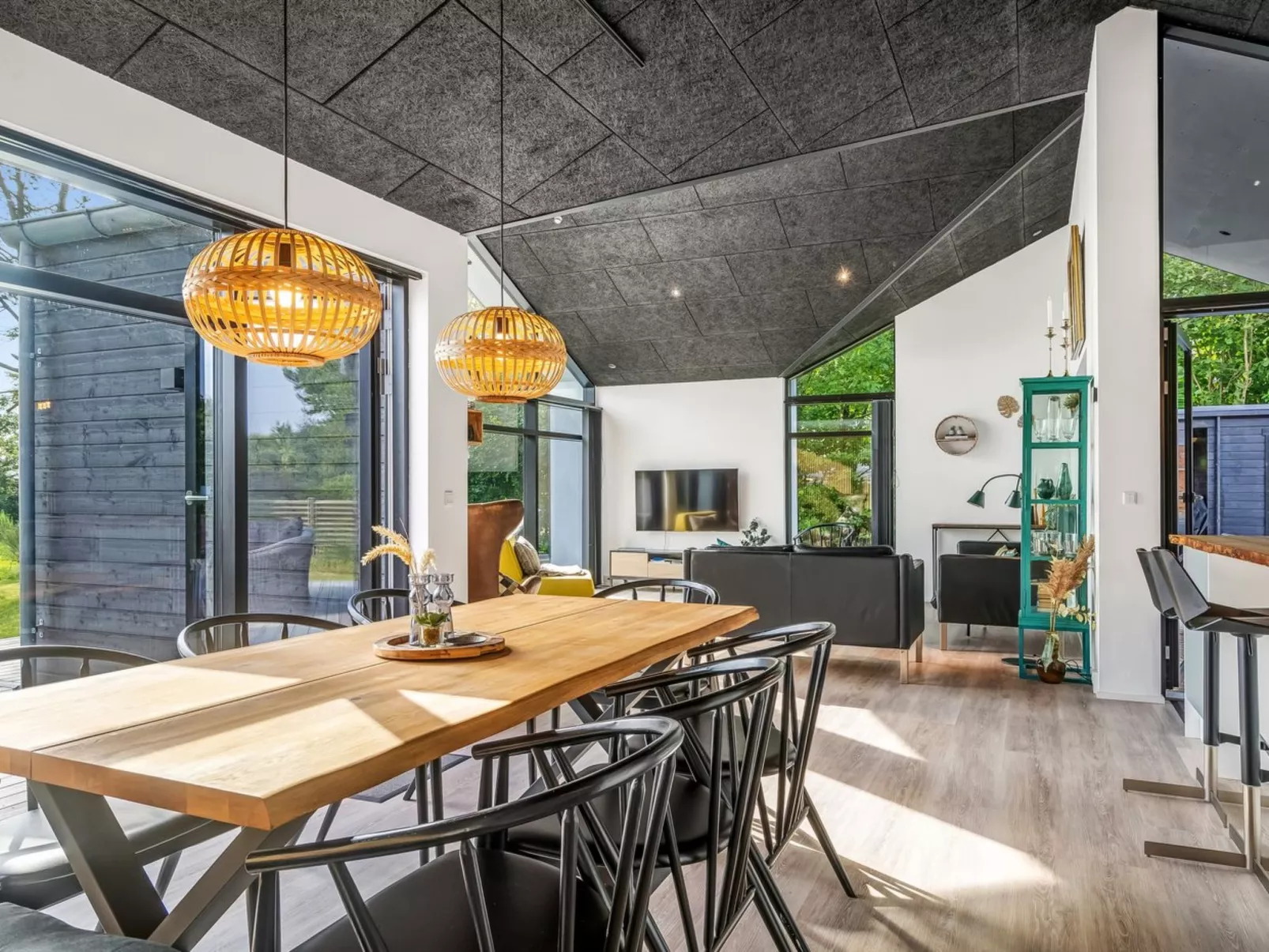 "Jahn" - 250m to the fjord-Drinnen