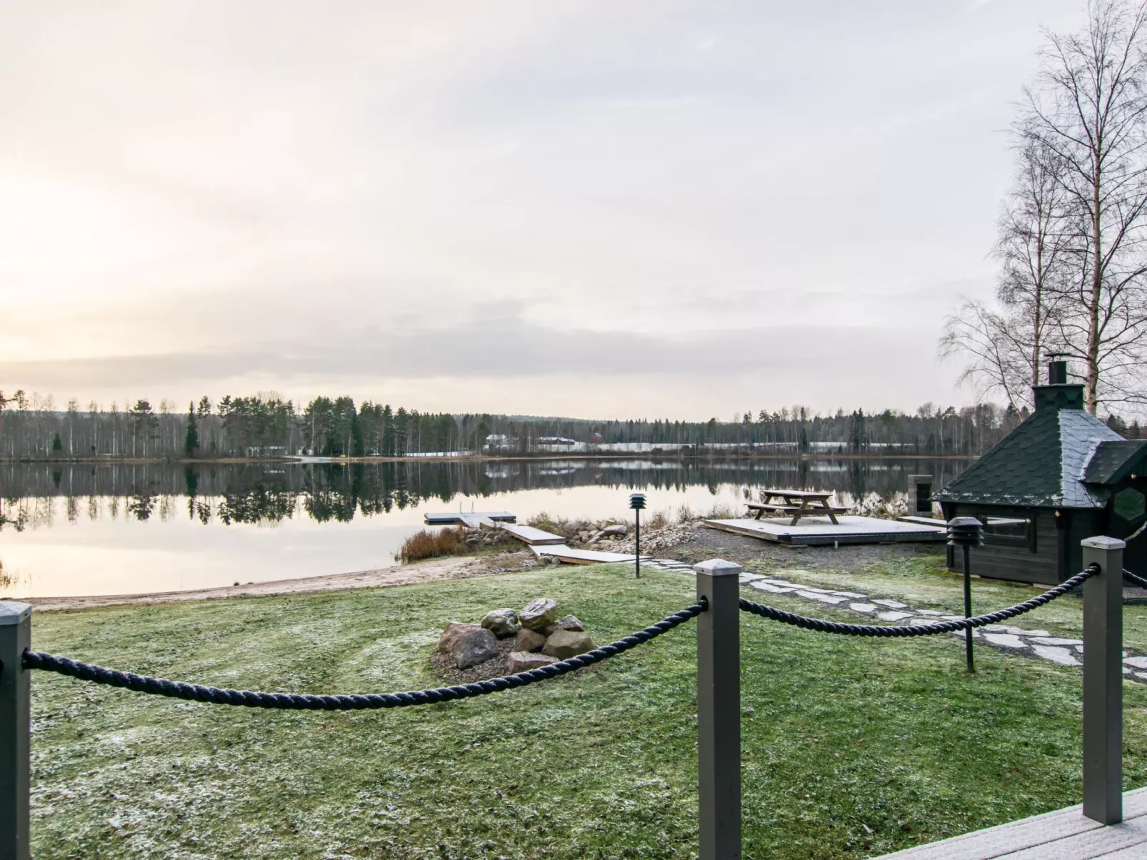 Aurinkopaikka-Dedans