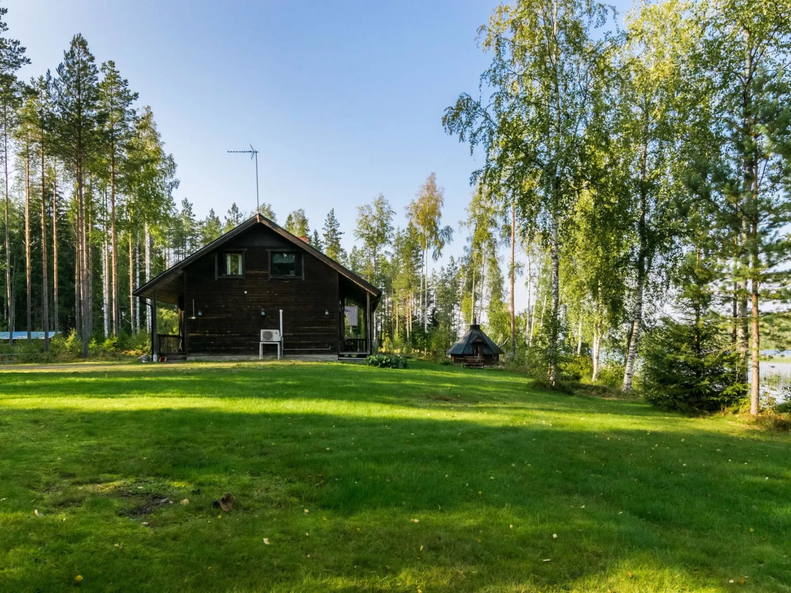 Aurinkopaikka-Dedans