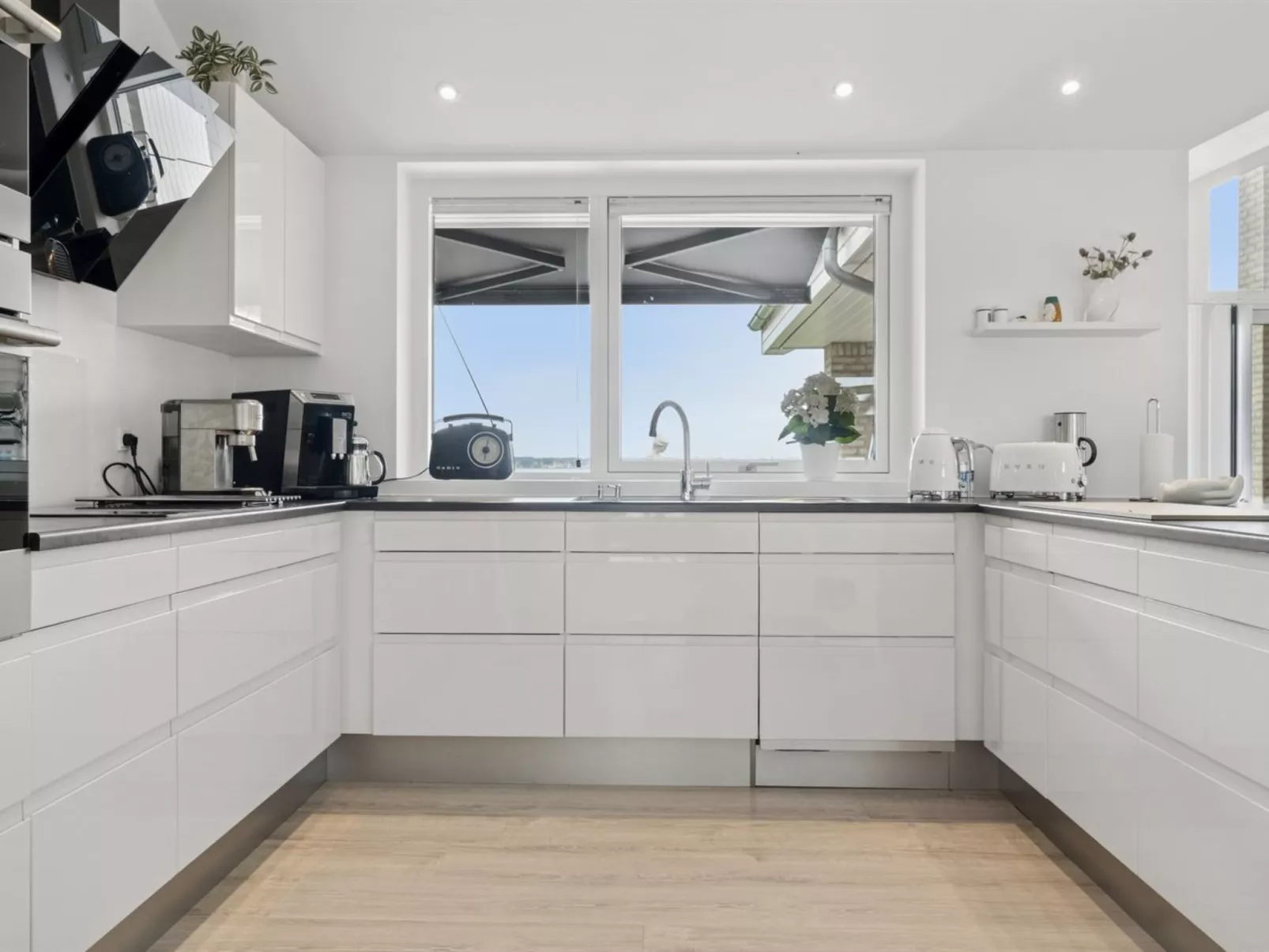 "Thyra" - 50m to the fjord-Drinnen