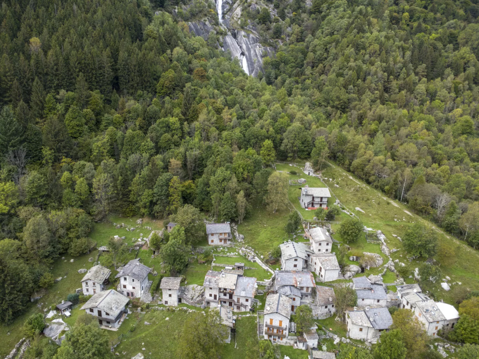 Val di Mello Mountain Flat-Outside
