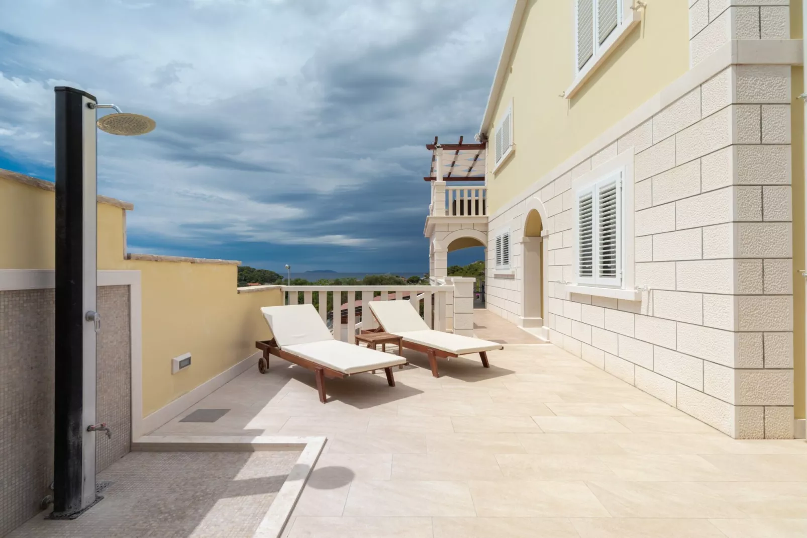 Modern Villa with Pool-Innenbereich