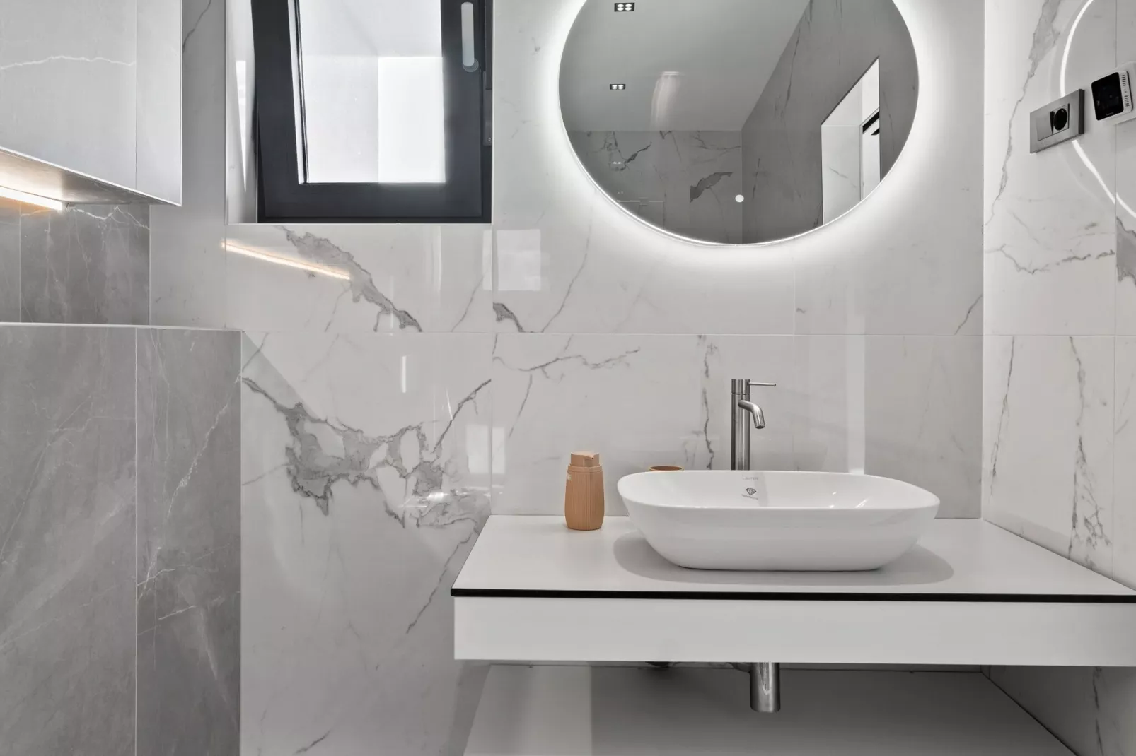 Villa Freedom - Five Bedroom House with Balcony-Bathroom