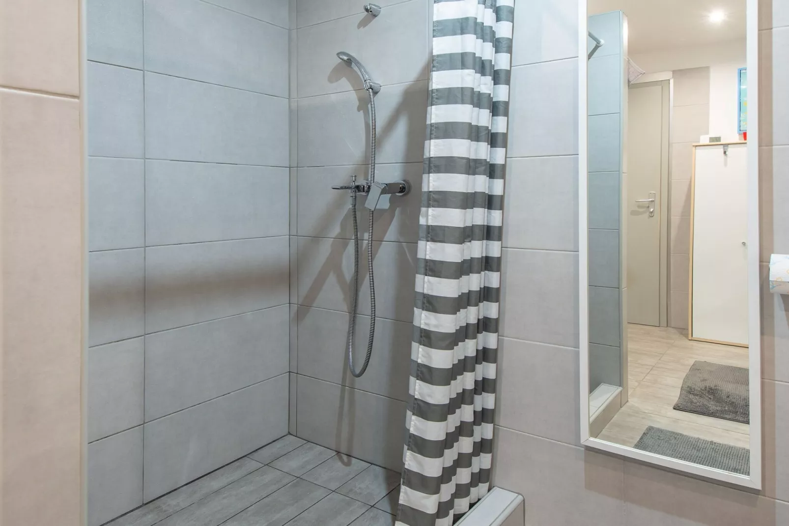 Family-Friendly Serene Retreat Holiday Home - Four Bedroom Holiday Home  with Terrace-Salle de bain