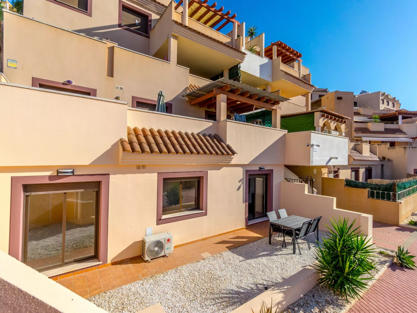 Collados Zieschang-Outside