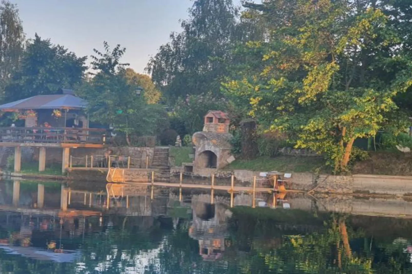 Four bedroom home with river view-Im Freien