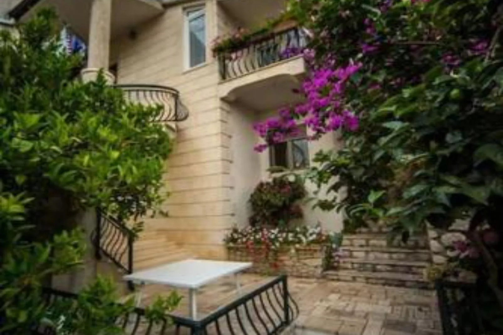 One-Bedroom Apartment With Lake View-Im Freien