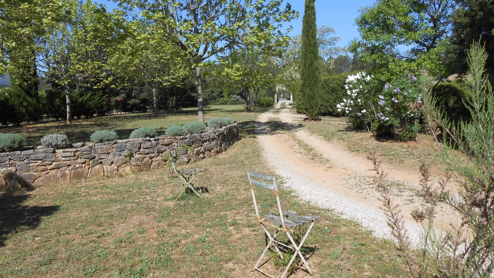 Le clos de la Tuf-Gardens in summer