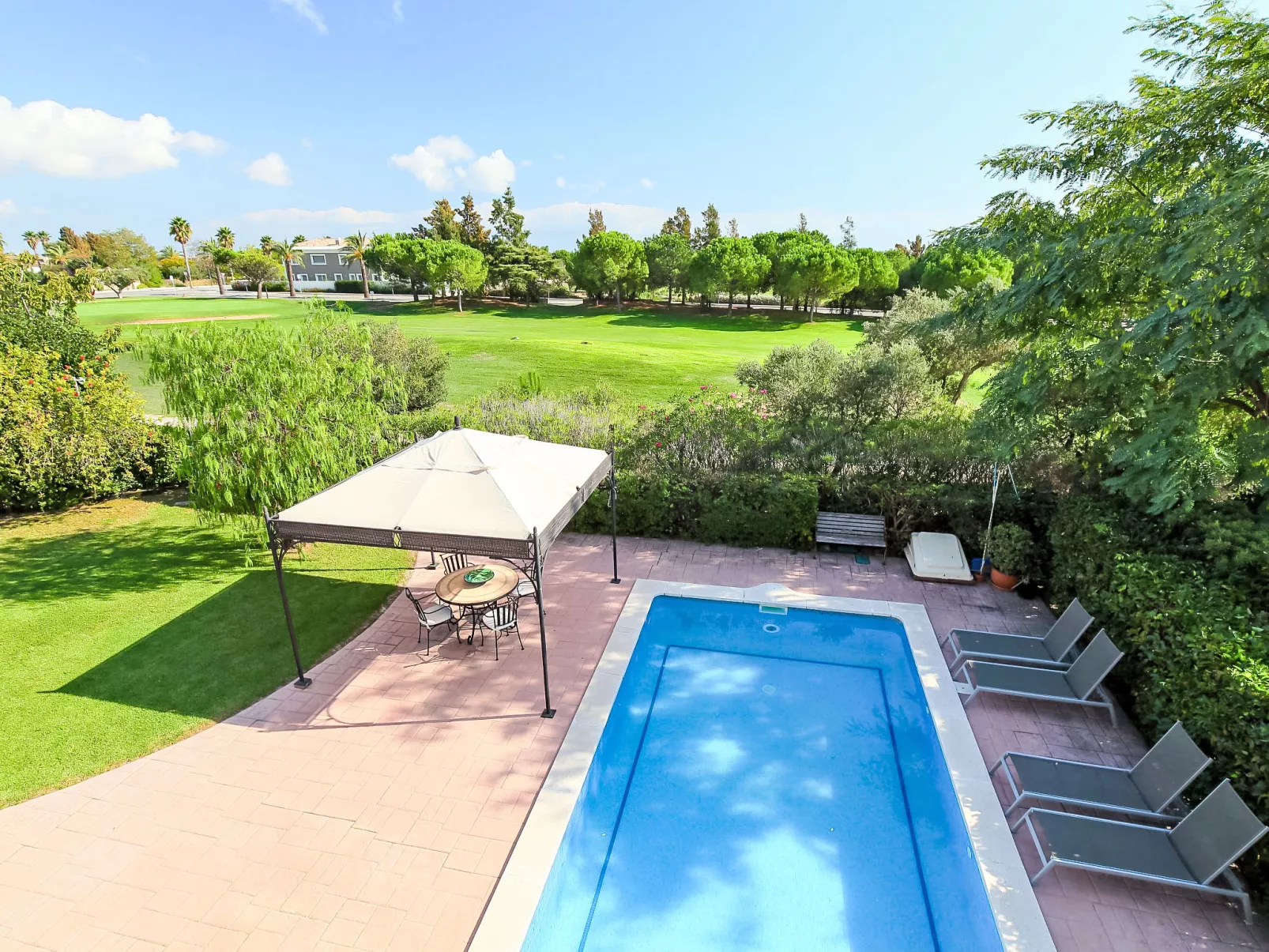 Bertoni Golf & Sea-Outside