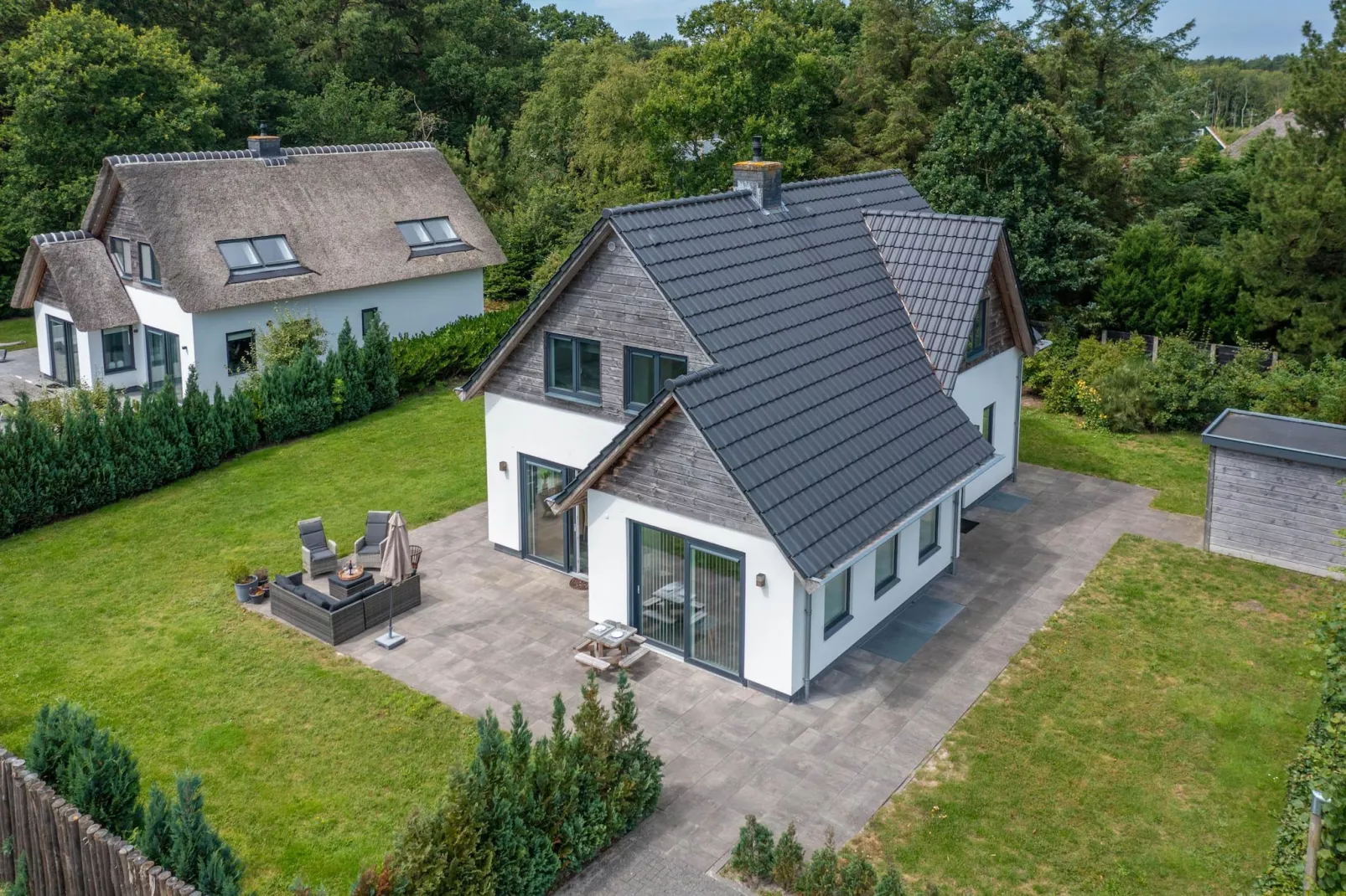 Hoogelandt 106F-Exterior in summer