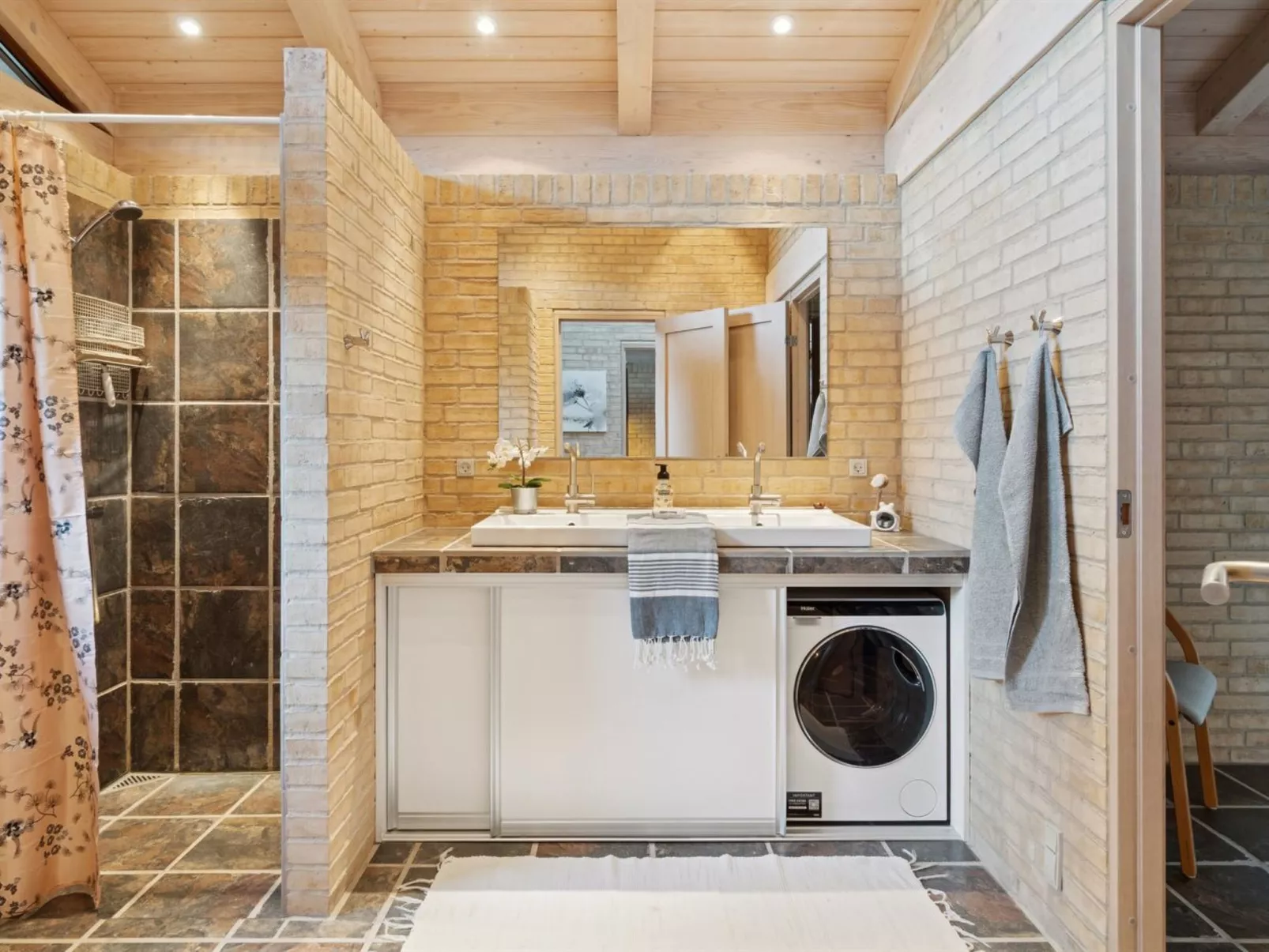 "Jorid" -  from the sea-Inside