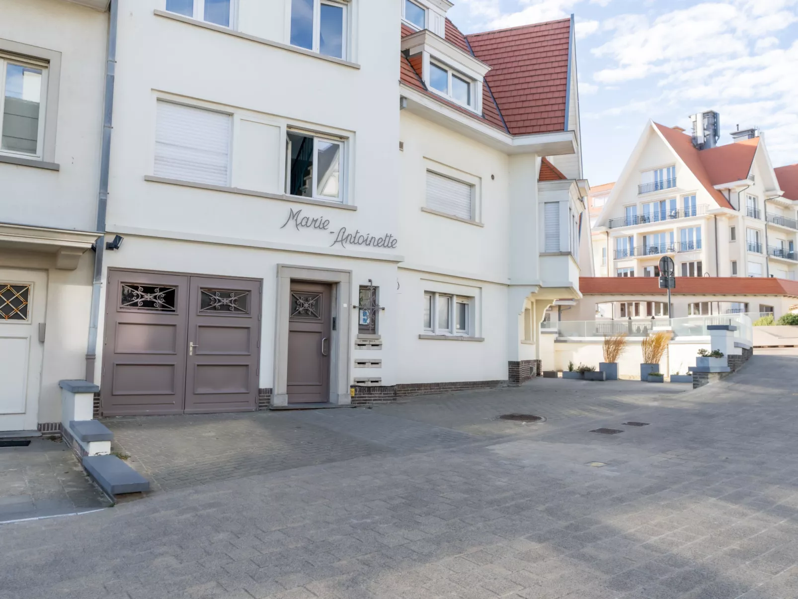 Marie Antoinette close by the sea-Outside