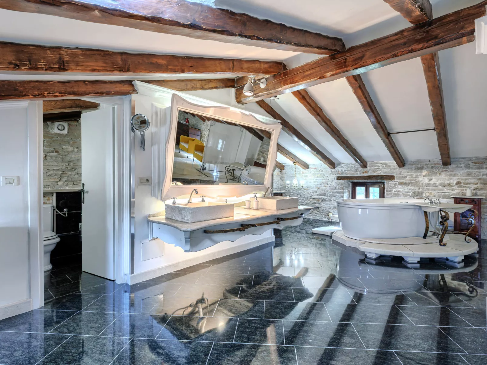 Golden Roots-Drinnen