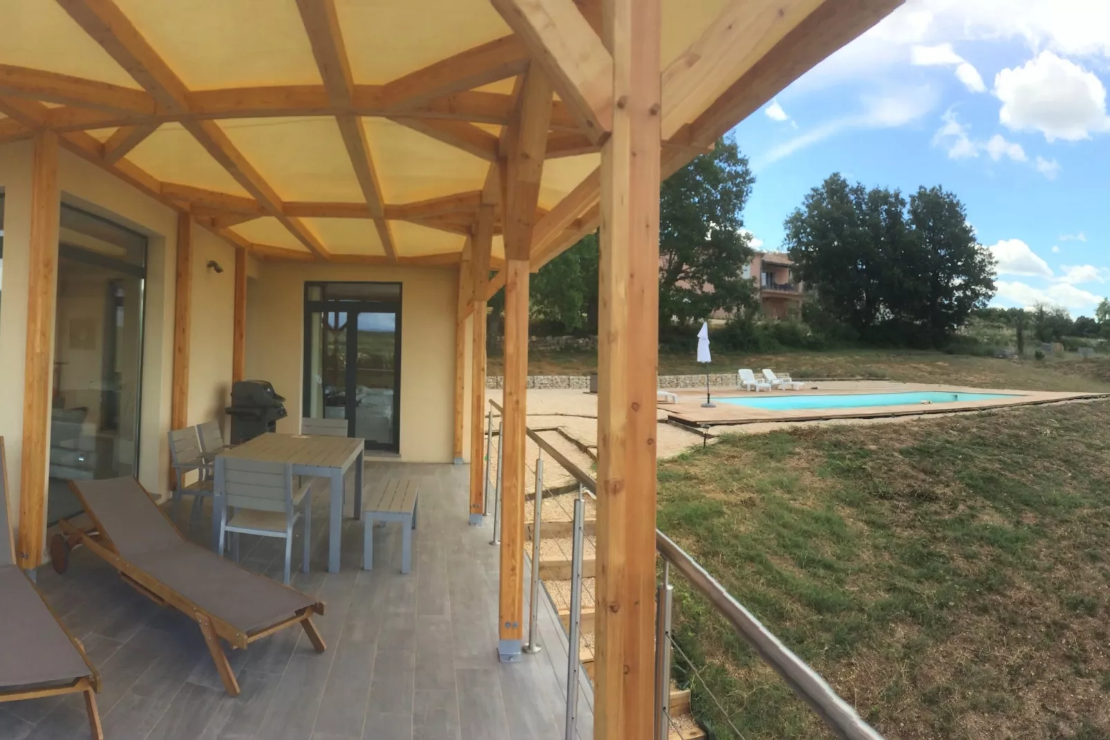 Villa moderne-Jardins en été