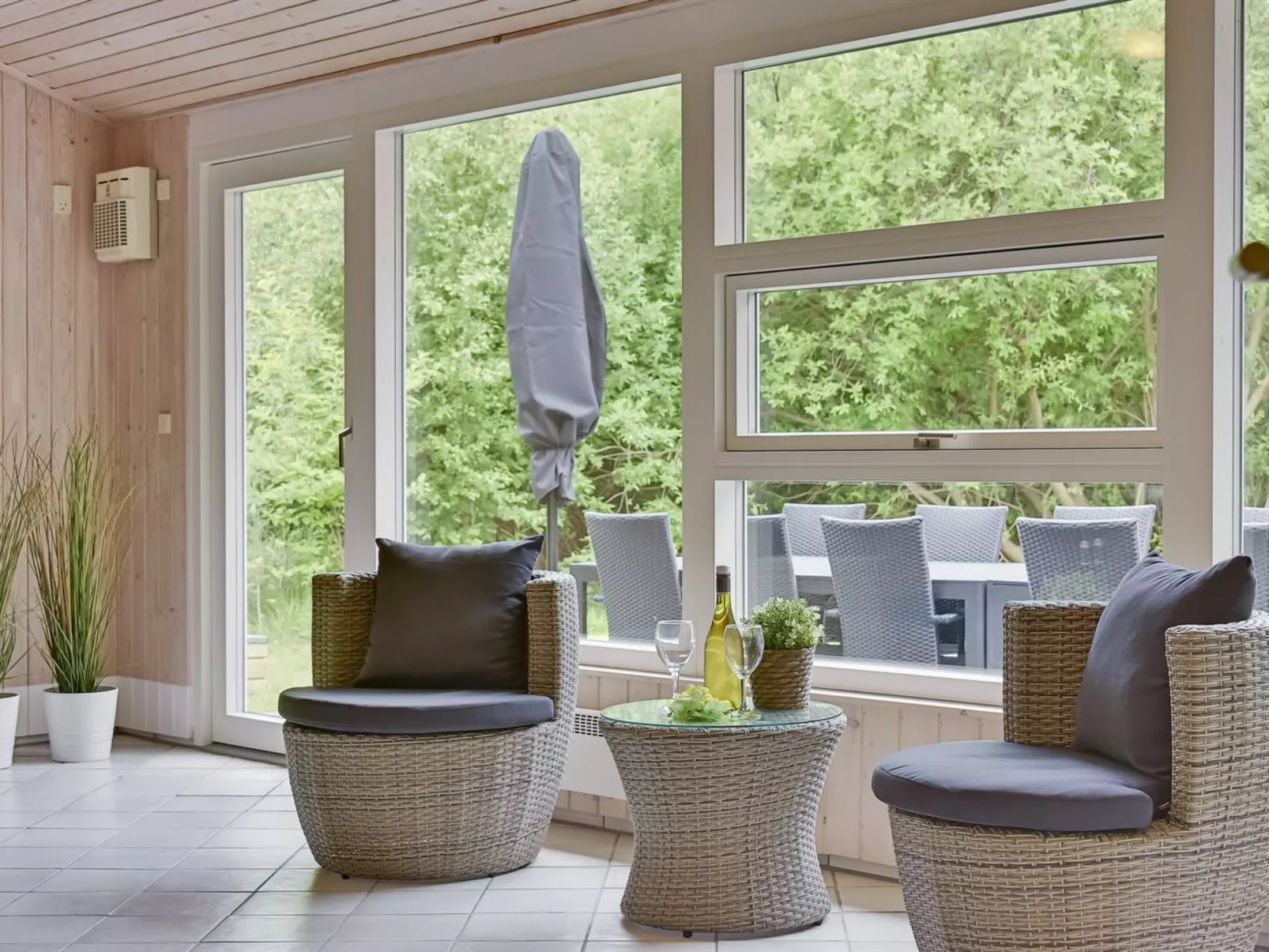 "Ellanor" - 1km from the sea-Inside