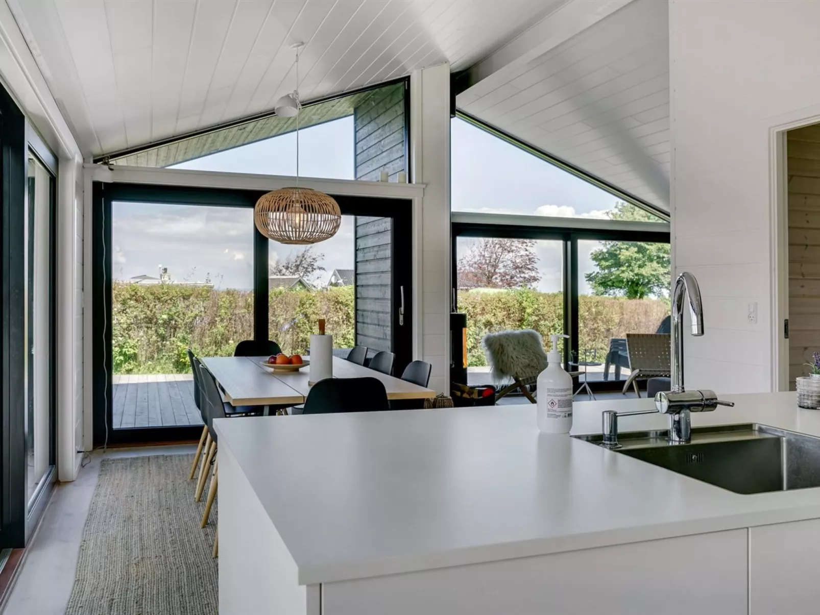 "Kjell" - 100m from the sea-Drinnen