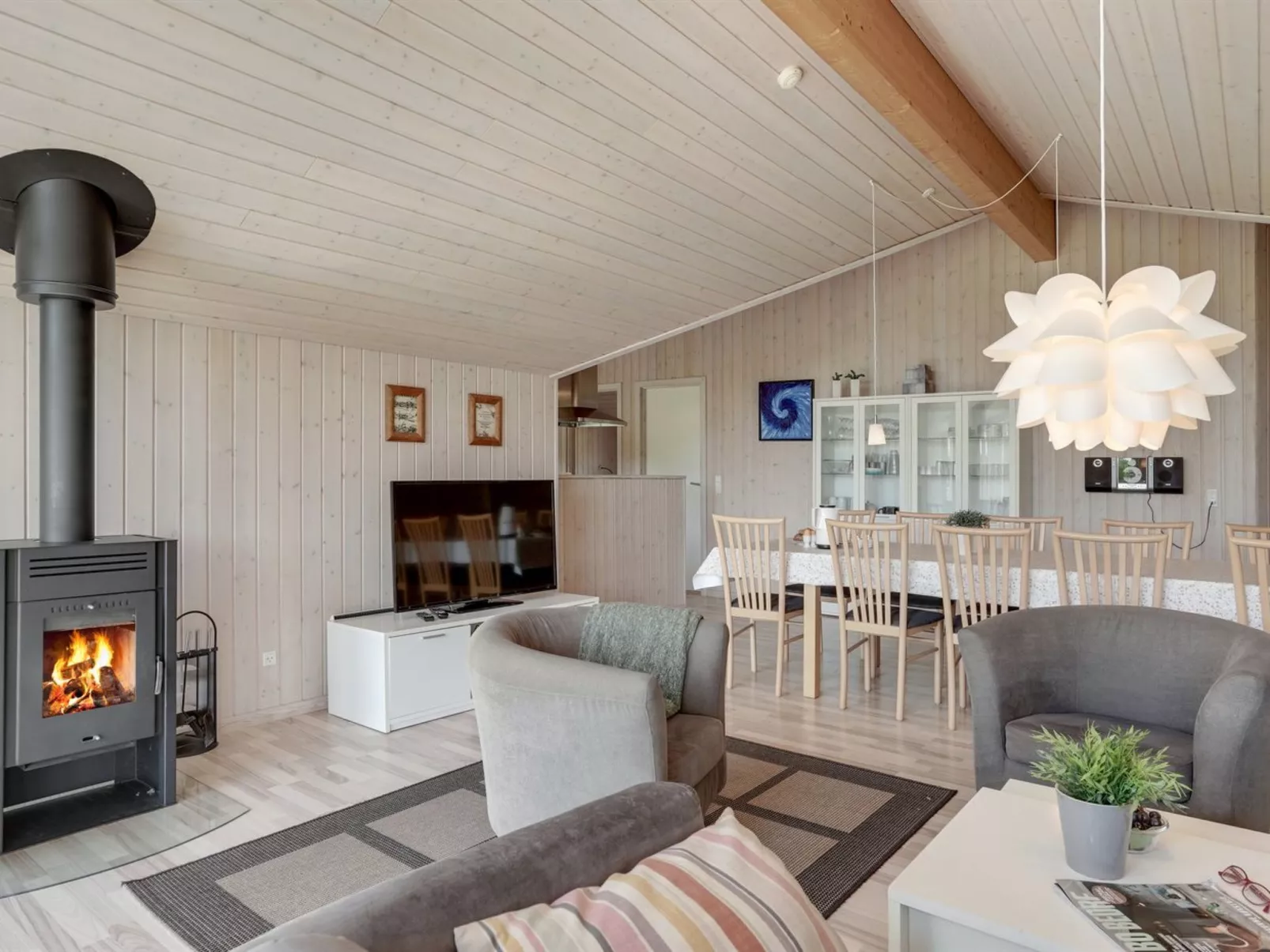 "Richard" - 4km from the sea-Dedans