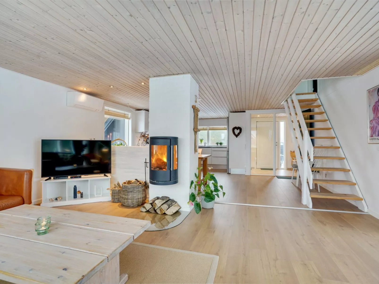 "Reiko" - 1.5km from the sea-Inside