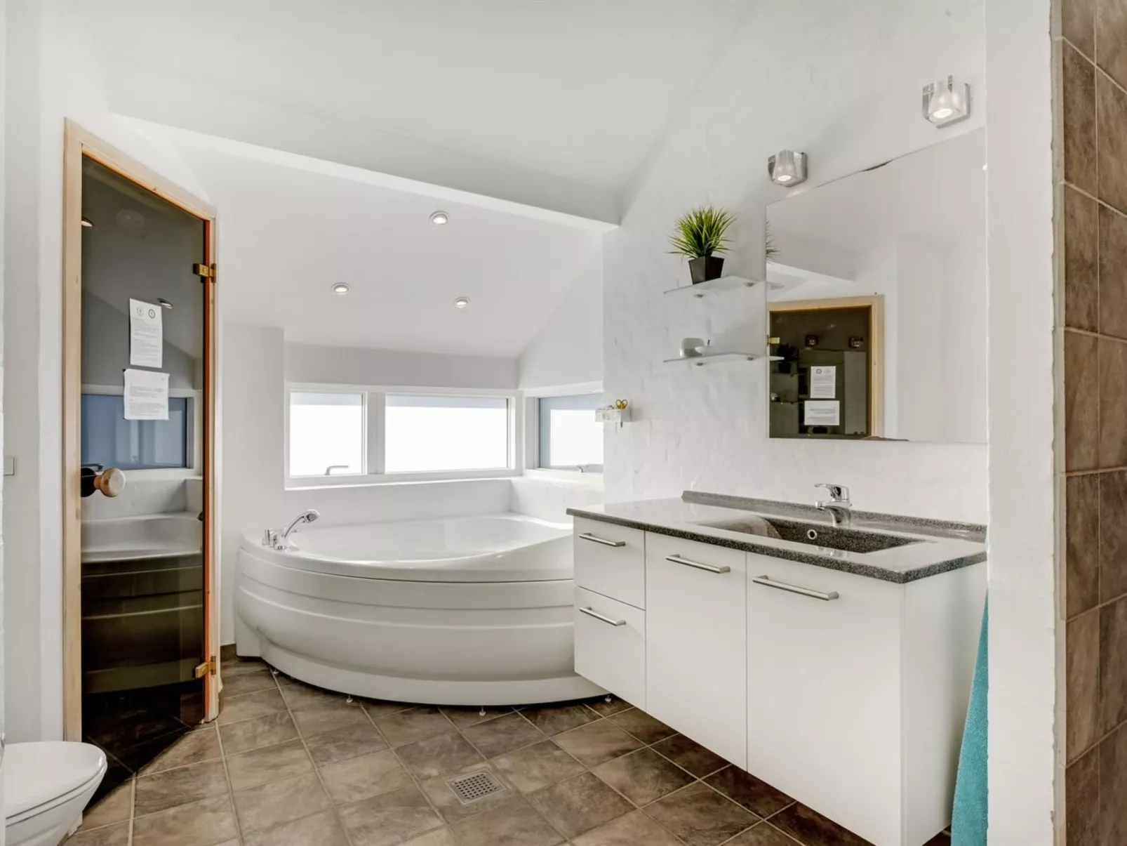 "Donka" - 300m to the fjord-Drinnen