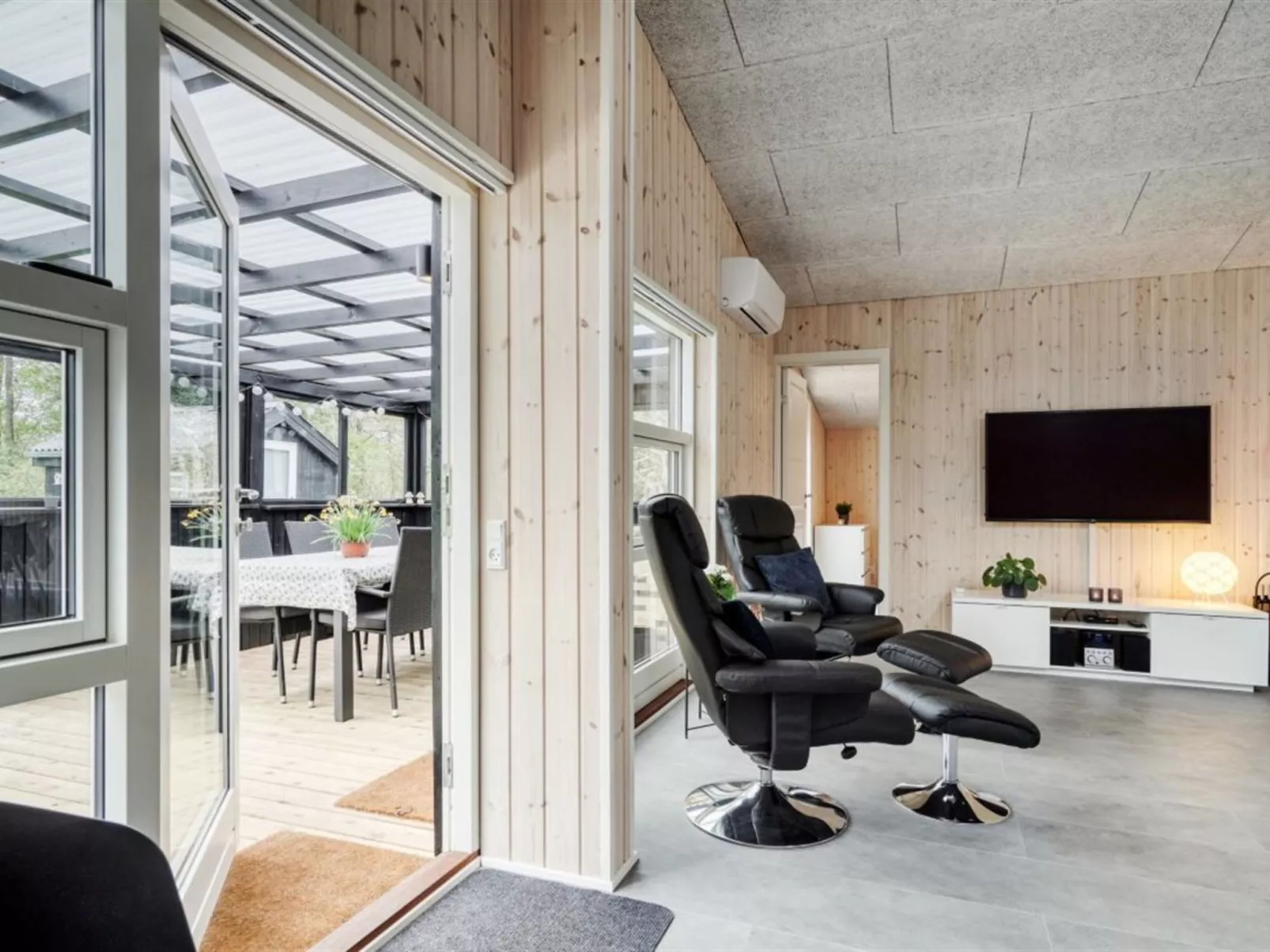 "Gustaf" - 400m to the fjord-Inside