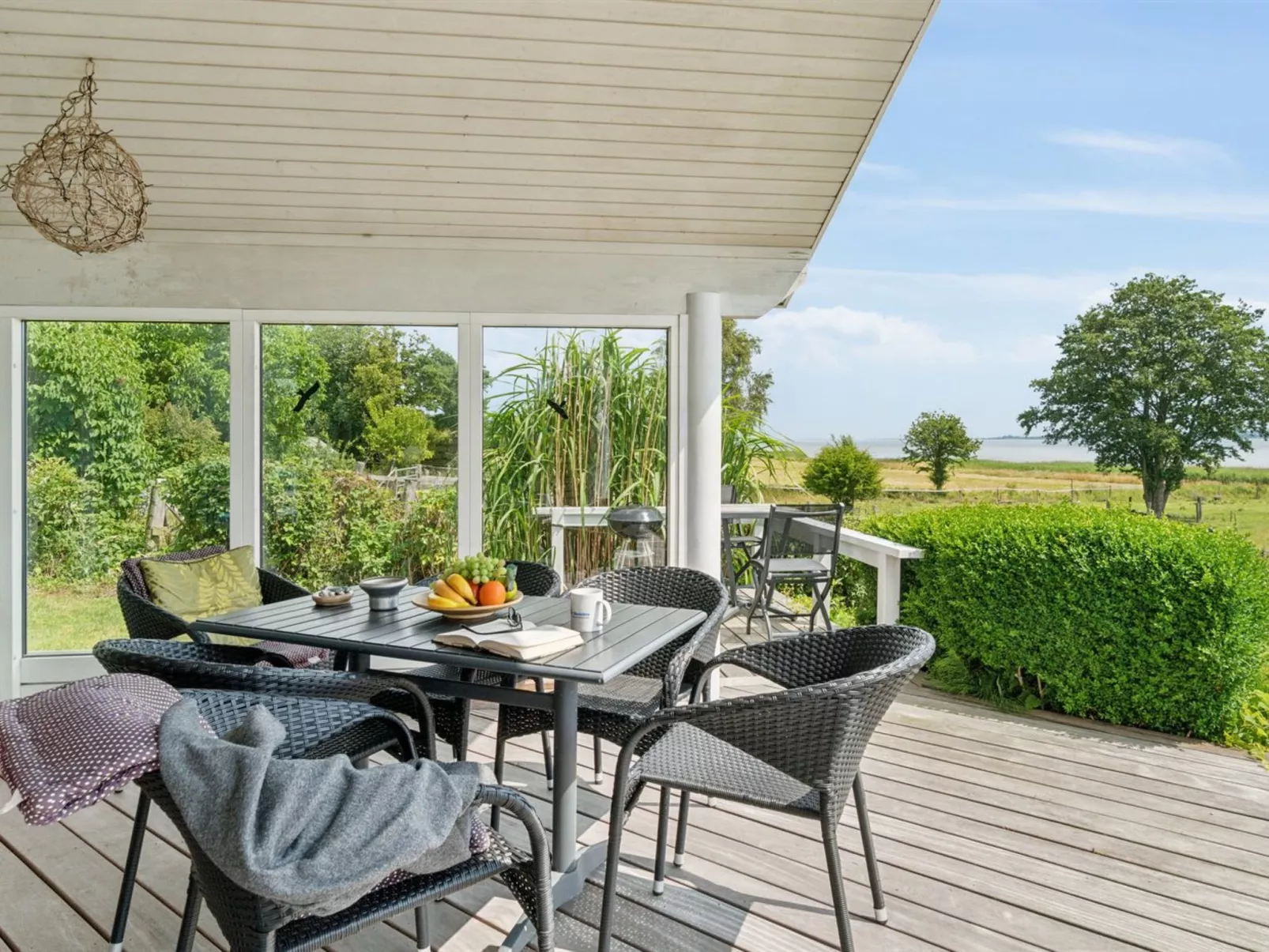 "Brunman" - 10m to the fjord-Outside