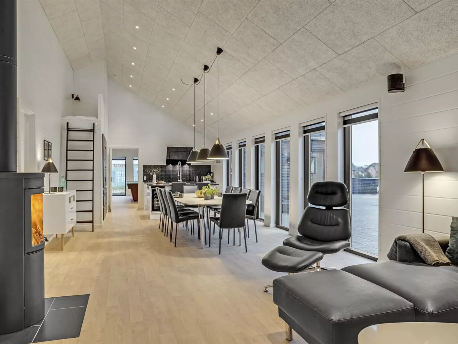 "Jonne" - 200m to the fjord-Drinnen