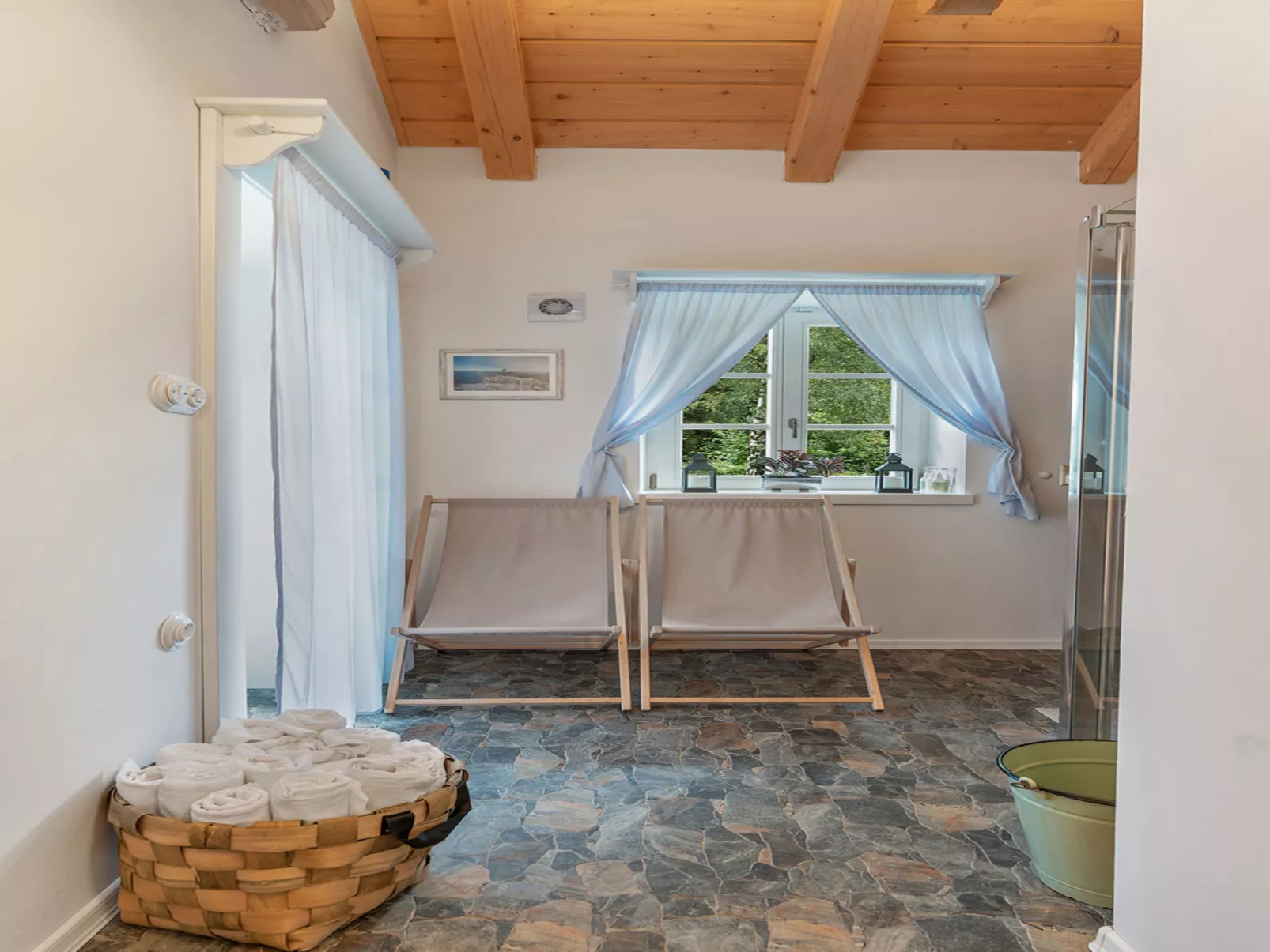 Roubenka Maleč-Inside