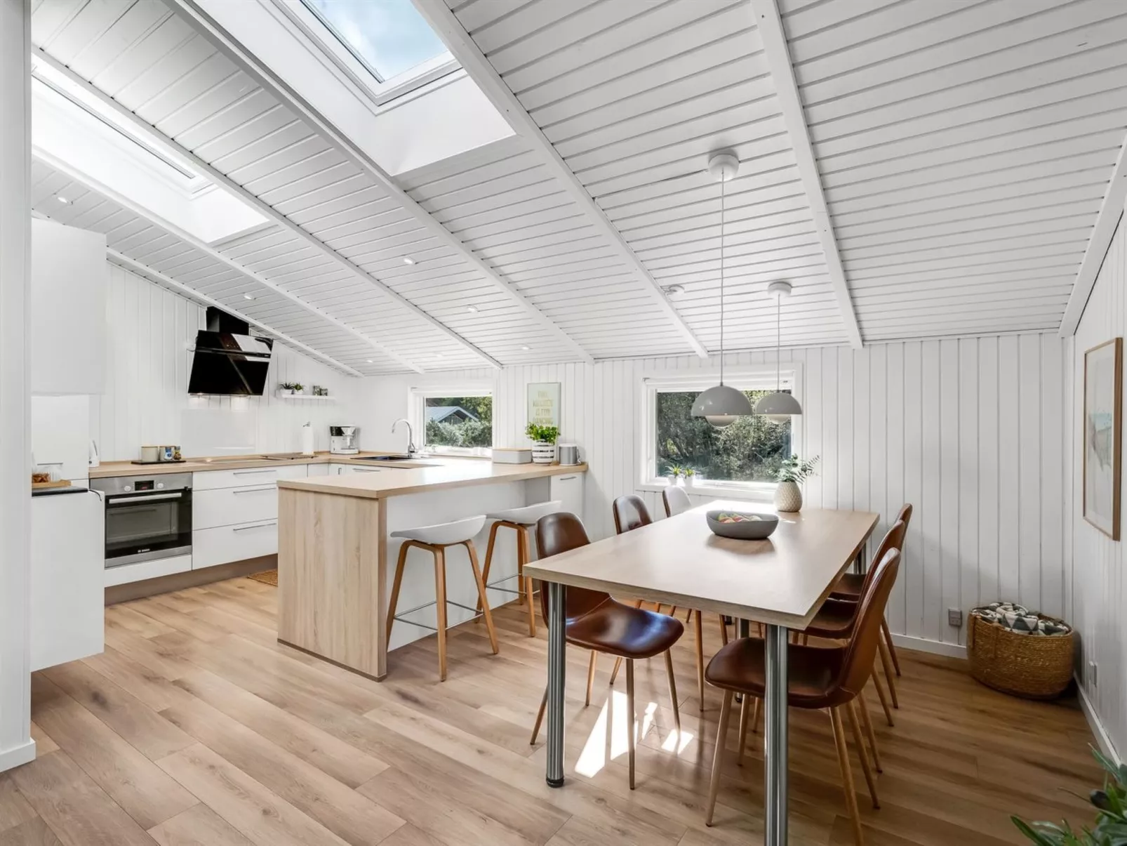 "Eirik" - 2.5km from the sea-Inside