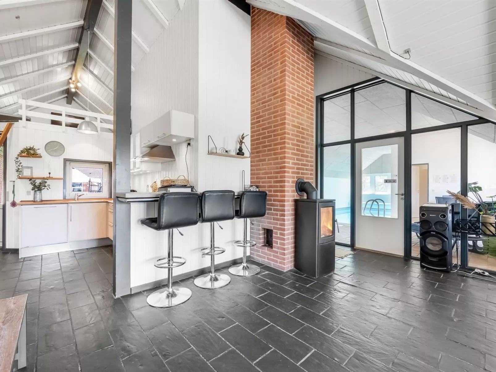 "Aage" - 1.7km from the sea-Drinnen