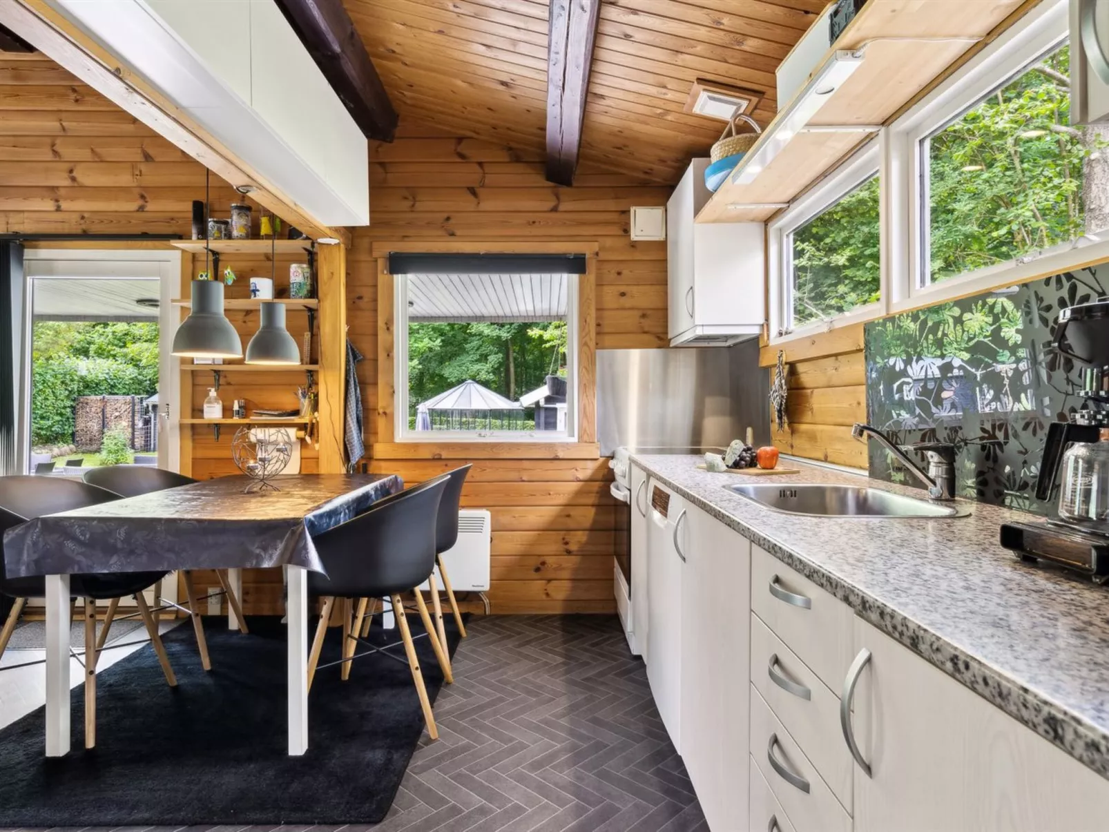 "Araminta" - 800m from the sea-Inside