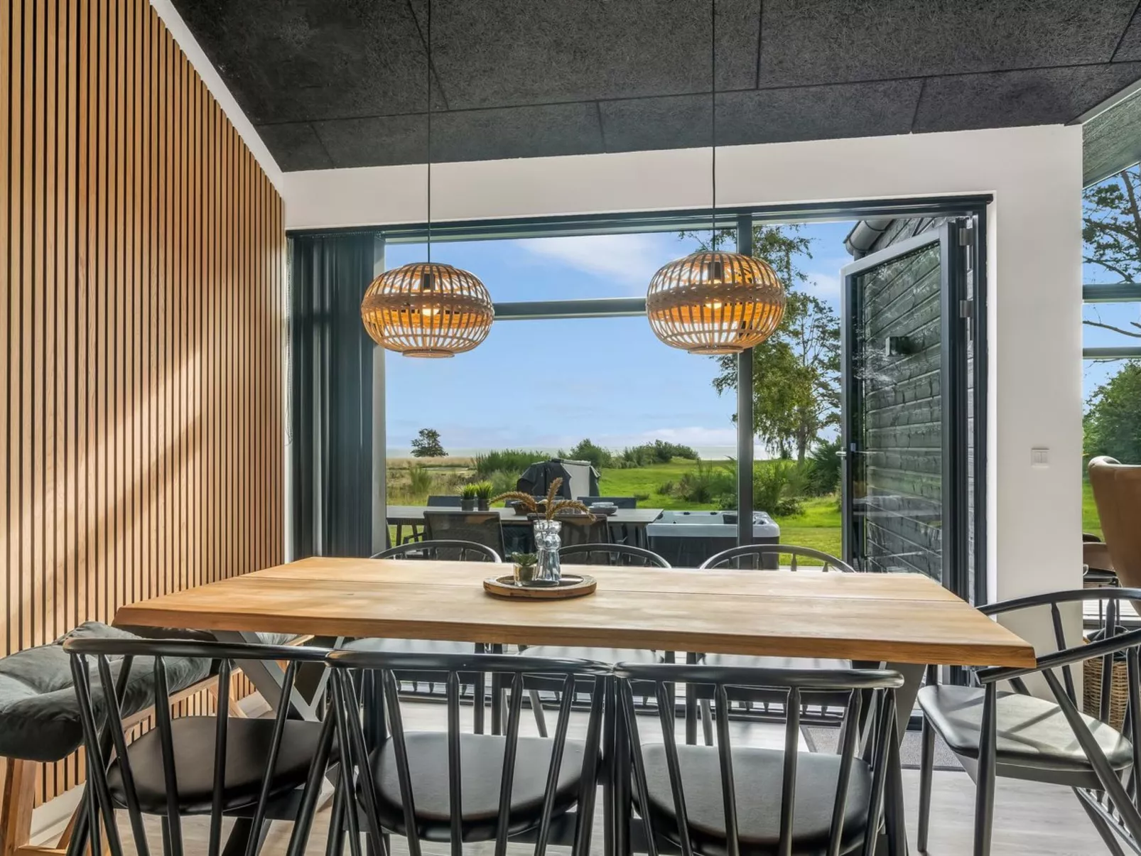 "Jahn" - 250m to the fjord-Drinnen