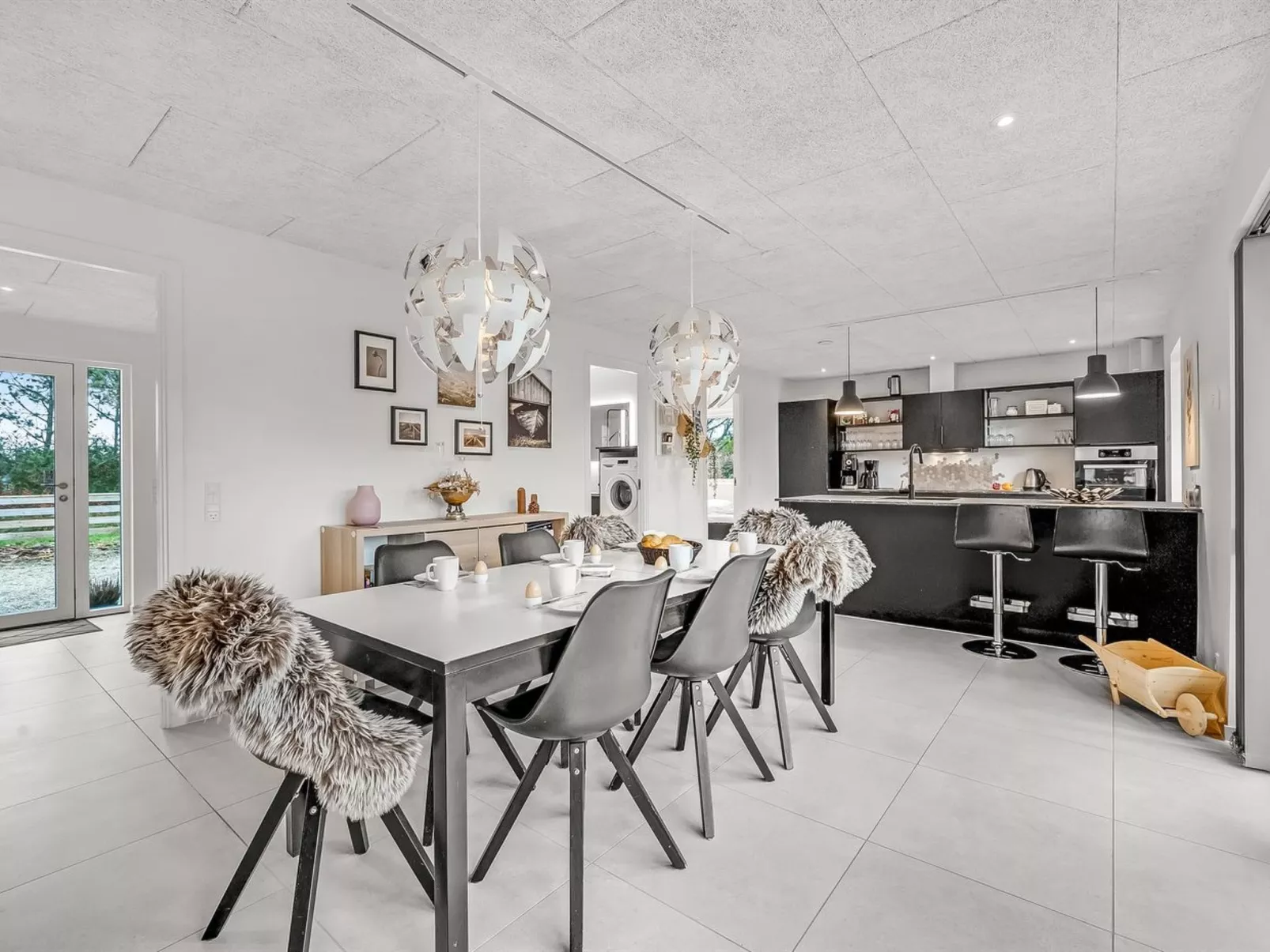 "Elisaveta" - 400m to the fjord-Drinnen