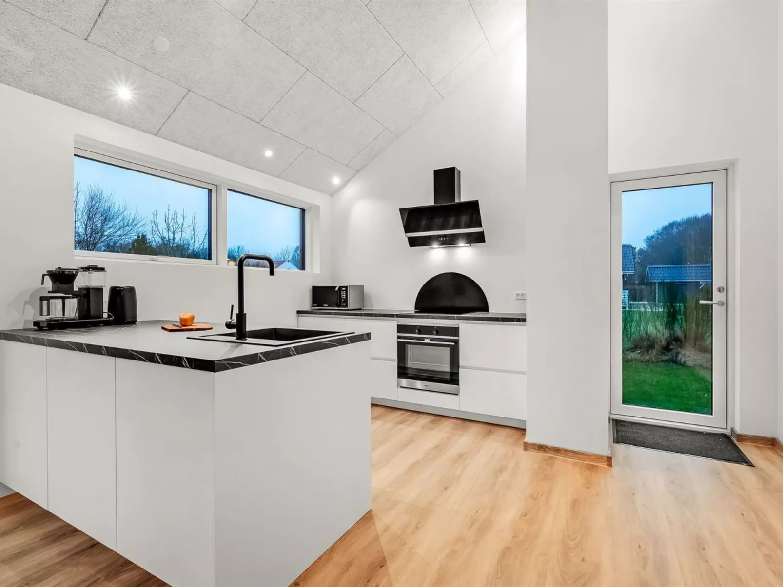 "Grimar" - 400m to the fjord-Drinnen