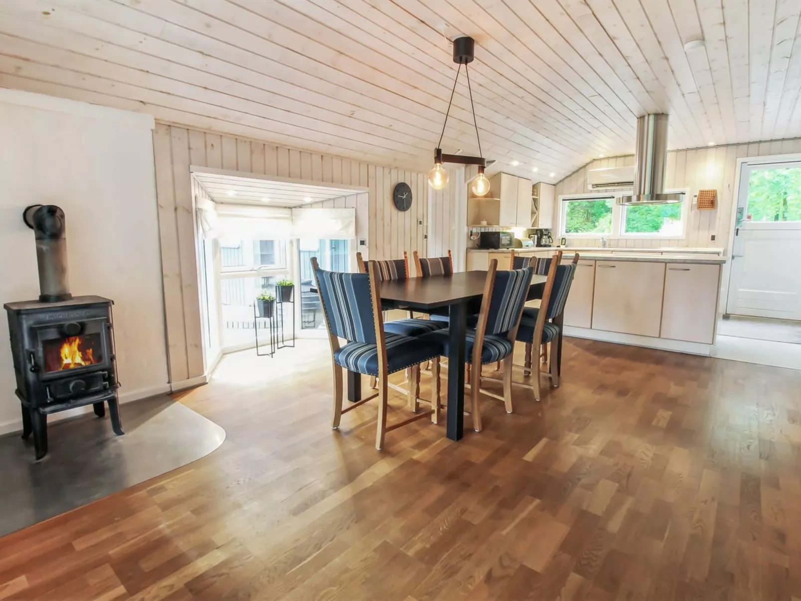 "Lenya" - 33km from the sea-Drinnen