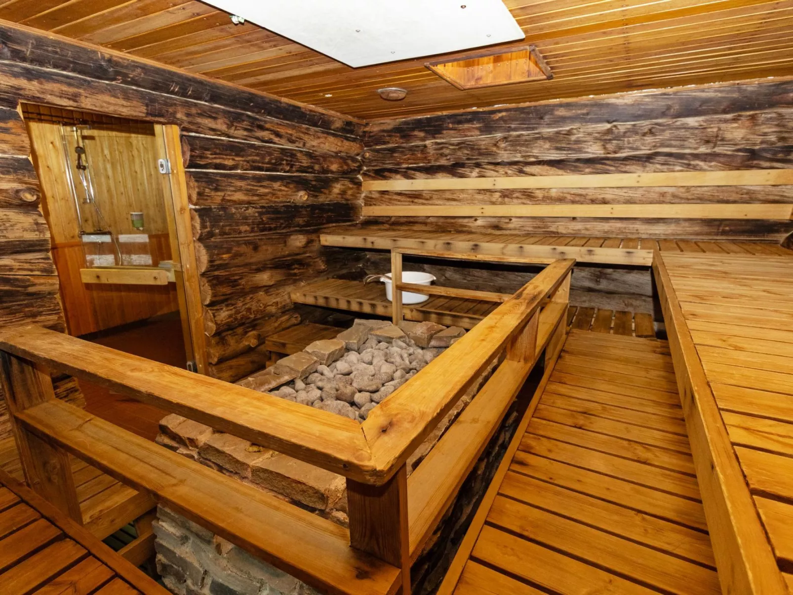 Metsä-luosto-Drinnen