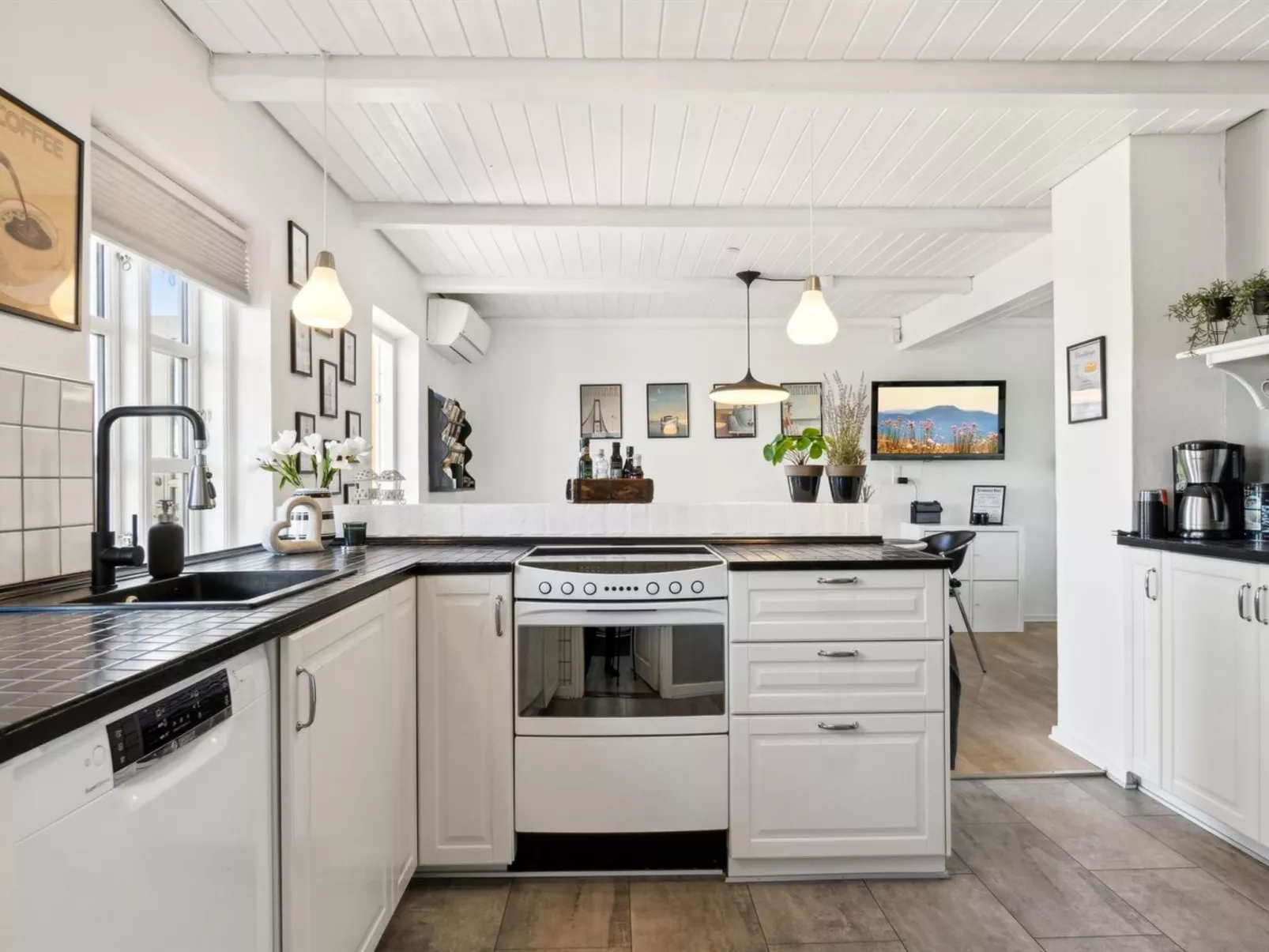 "Mari" - 150m from the sea-Inside