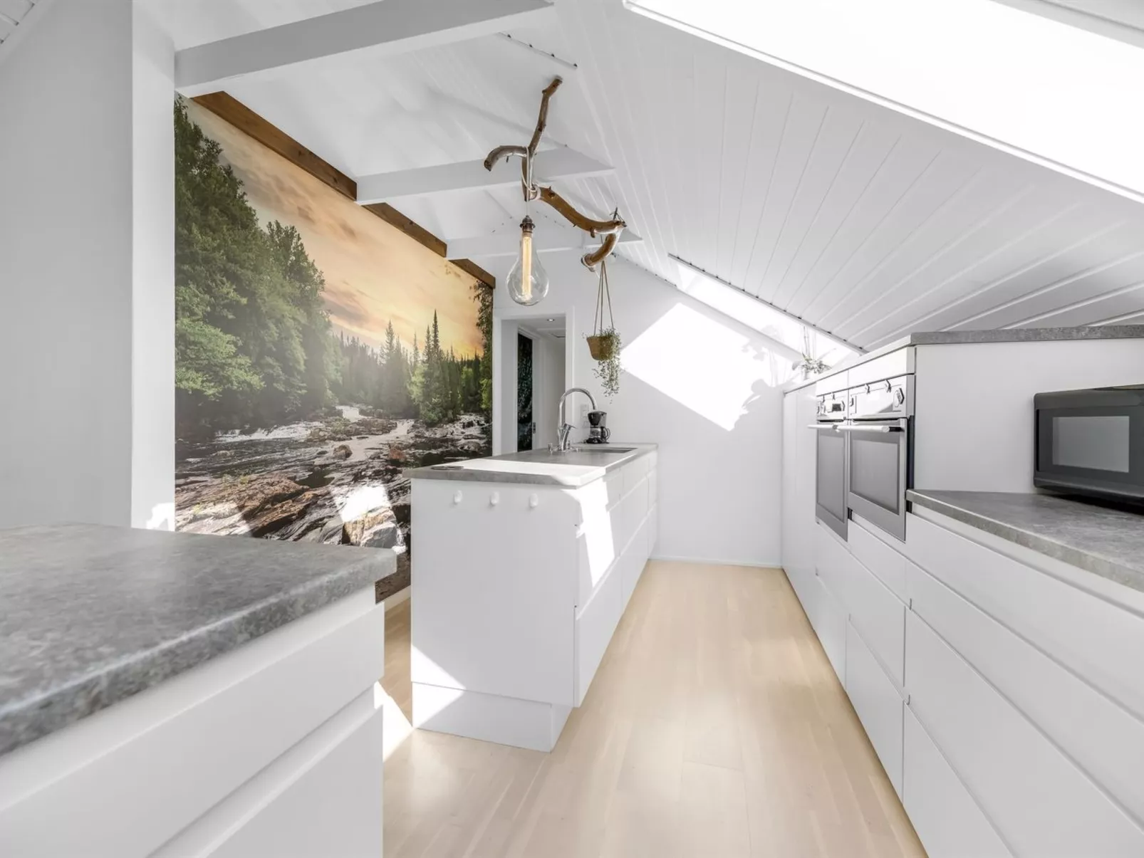 "Hughe" - 1.3km from the sea-Dedans