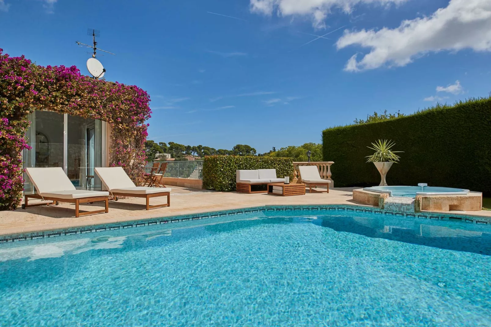 AP-652-PERTUADES-Untagged